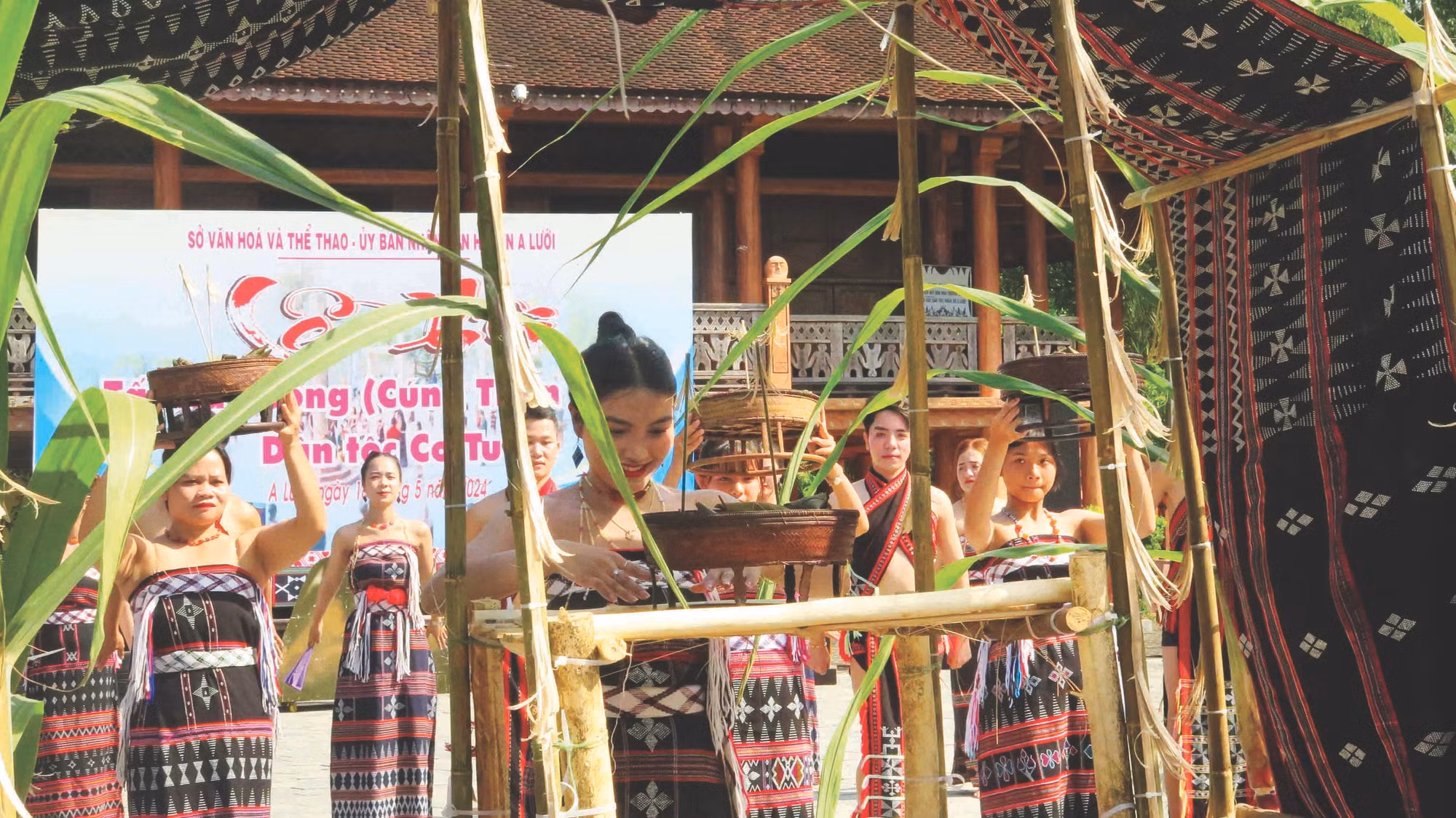 3-van hoa cac dan toc mien nui thua thien hue.jpg