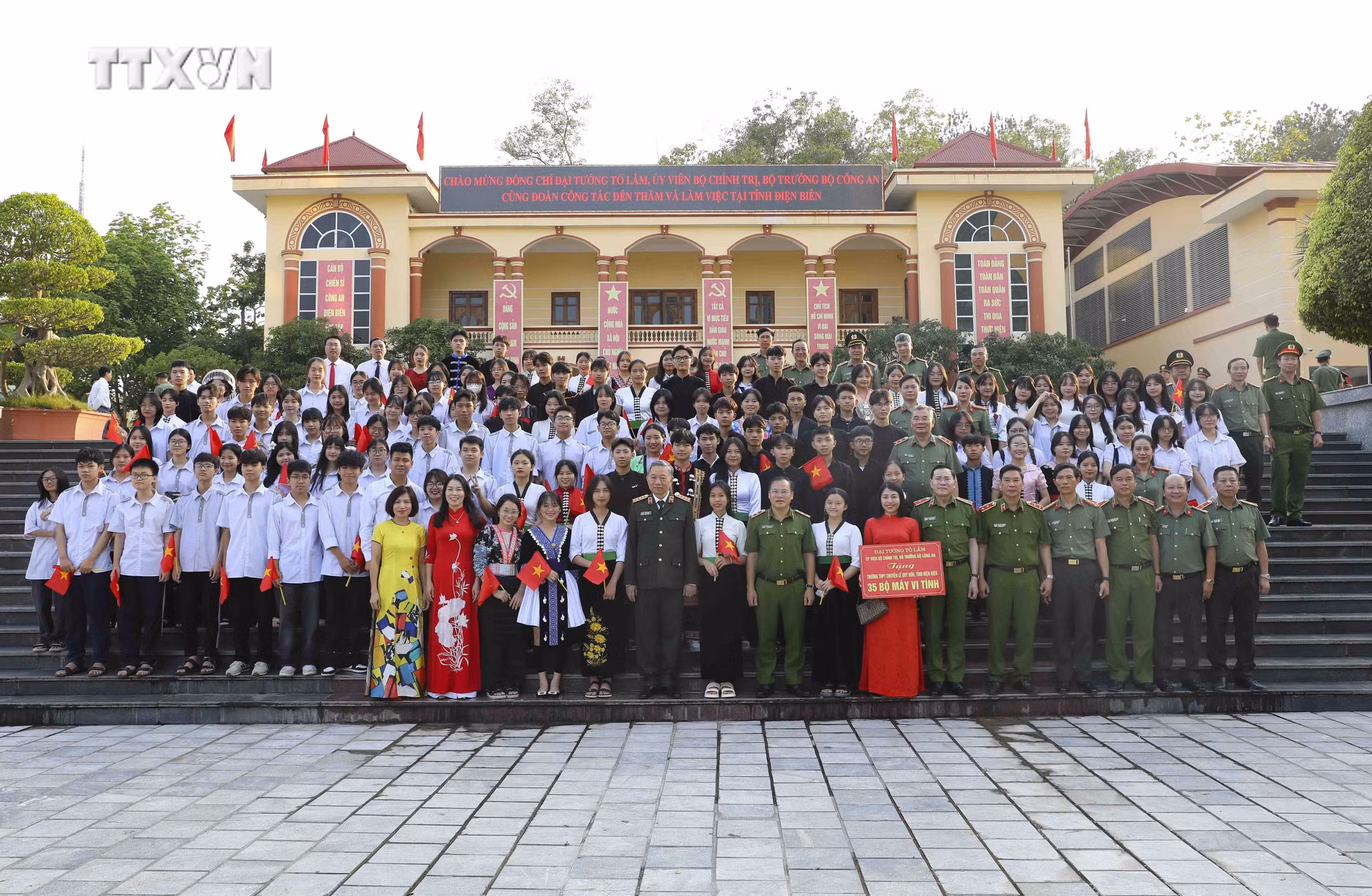vna_potal_bo_cong_an_tang_may_tinh_va_xe_cuu_thuong_cho_tinh_dien_bien_7362195.jpg