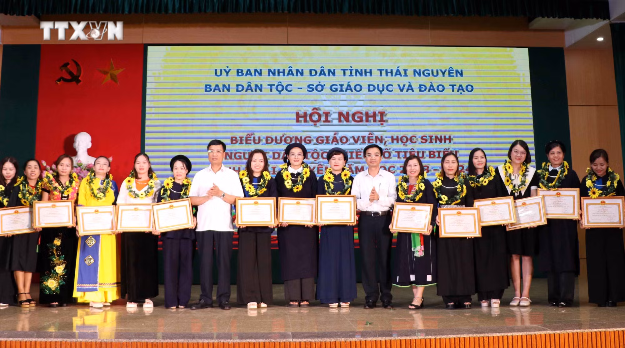 vna_potal_thai_nguyen_vinh_danh_giao_vien_hoc_sinh_nguoi_dan_toc_thieu_so___7549242.jpg