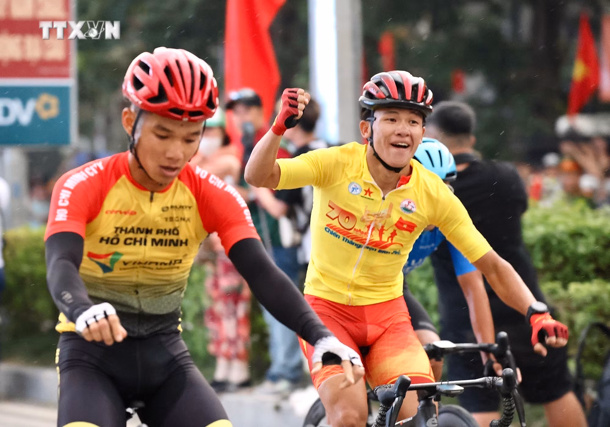 vna_potal_70_nam_chien_thang_dien_bien_phu_be_mac_cuoc_dua_xe_dap_ve_dien_bien_phu-2024_7360395.jpeg