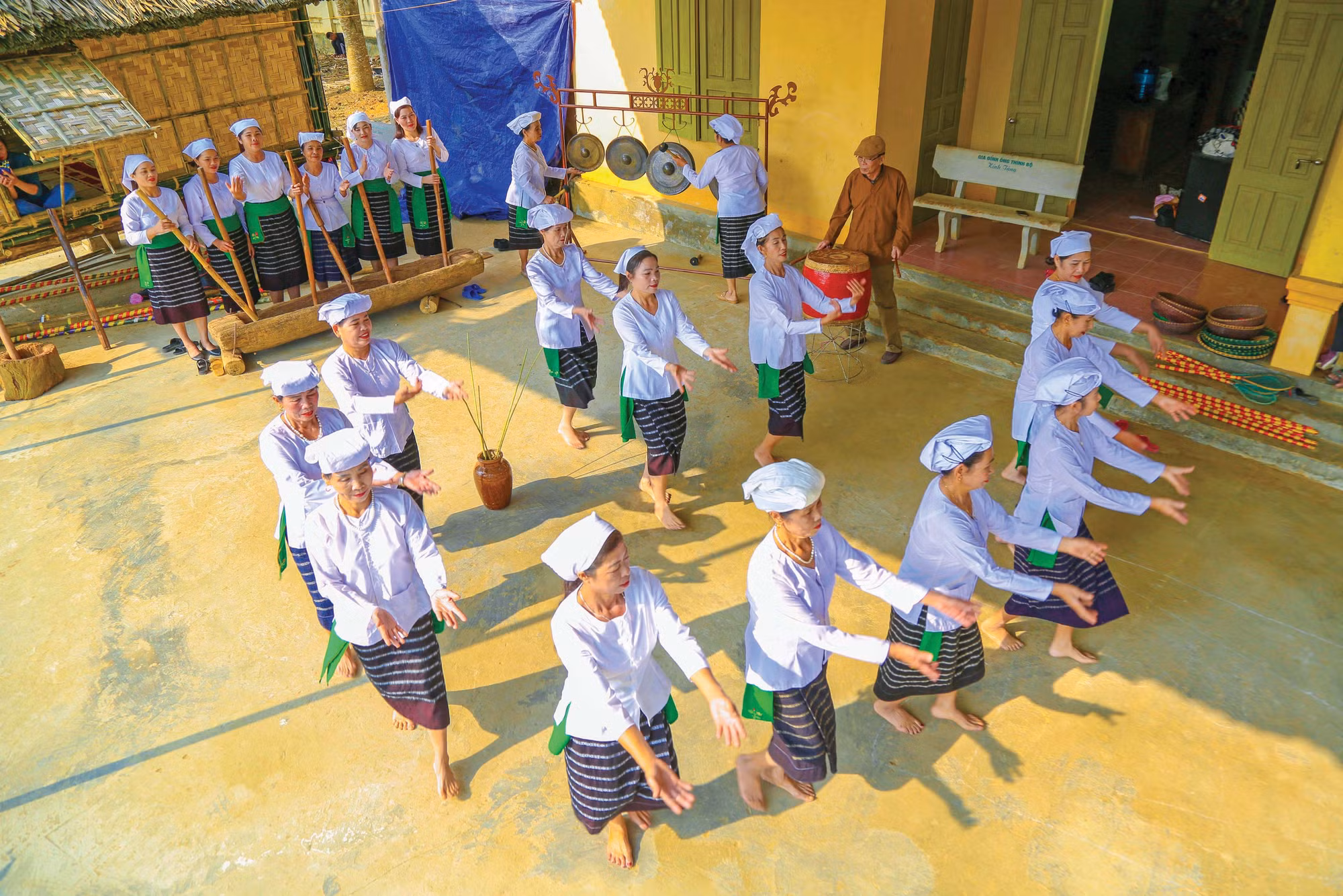 9-dan ca dan vu dan toc Tho-dinh tuyen-nghe an.JPG