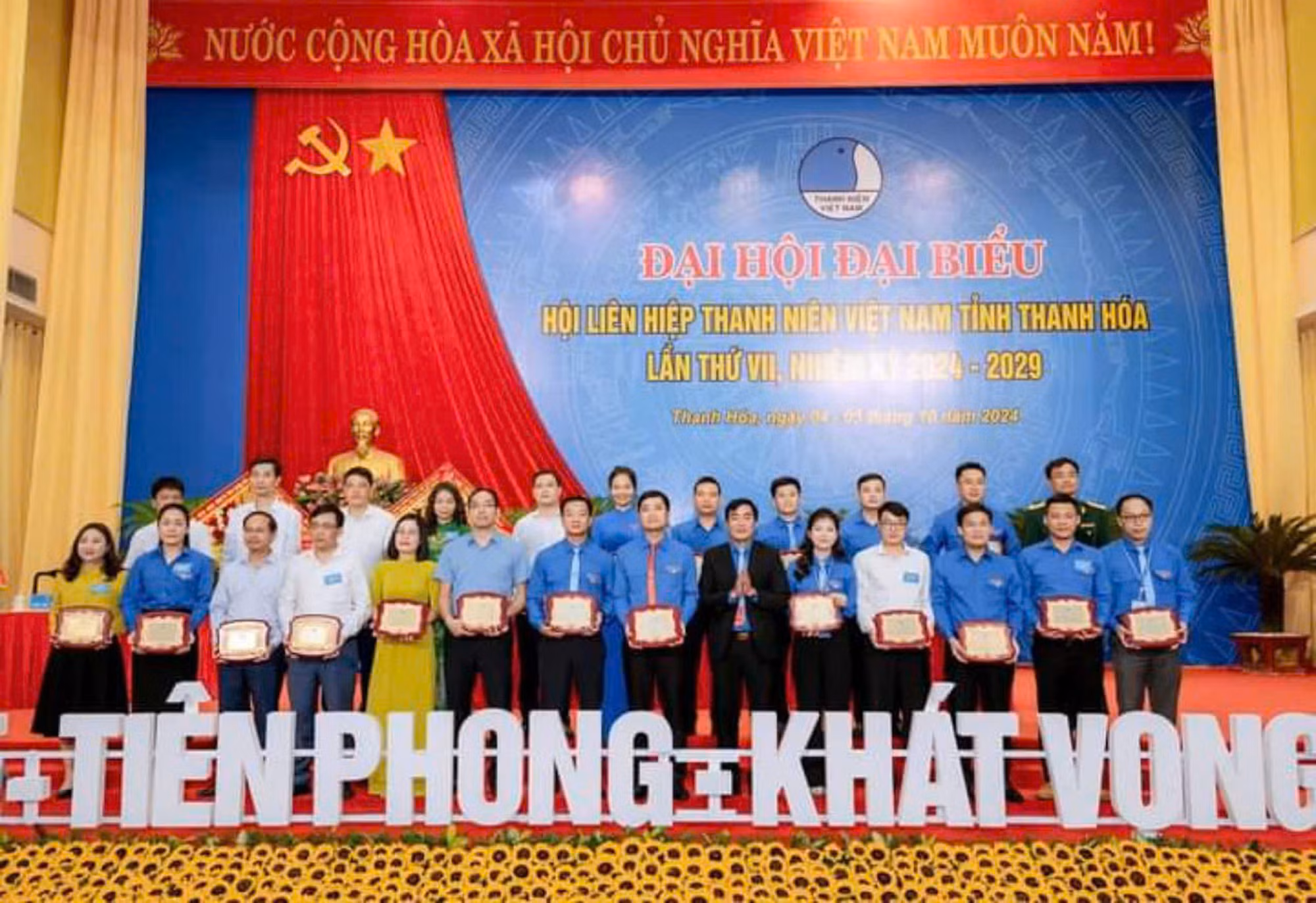 Lãnh đạo tỉnh đoàn Thanh Hóa trao giấy khen cho tập thể, cá nhân xuất sắc.jpg