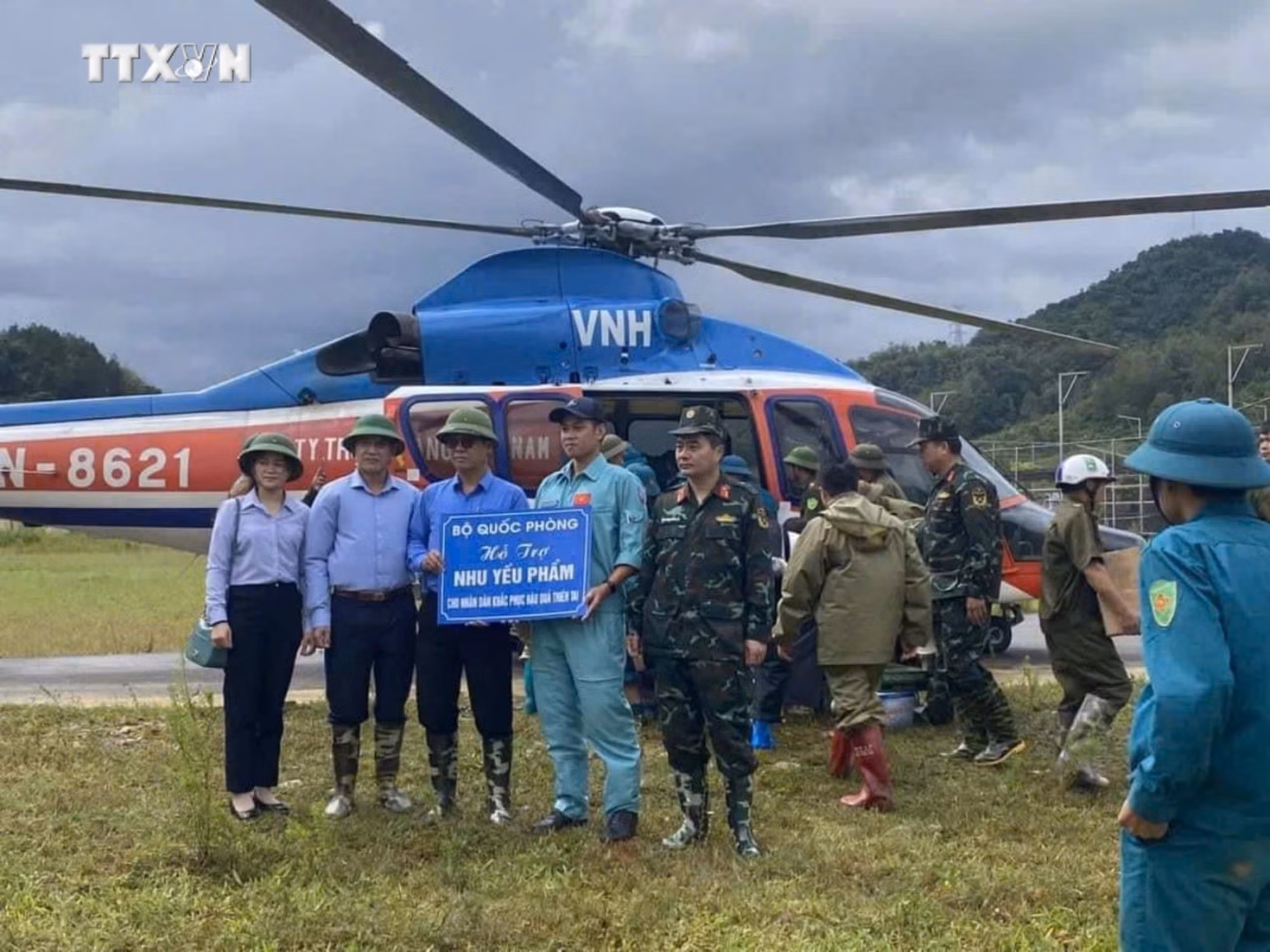 vna_potal_truc_thang_cua_binh_doan_18_bay_cuu_tro_dong_bao_vung_lu_7588892.jpg