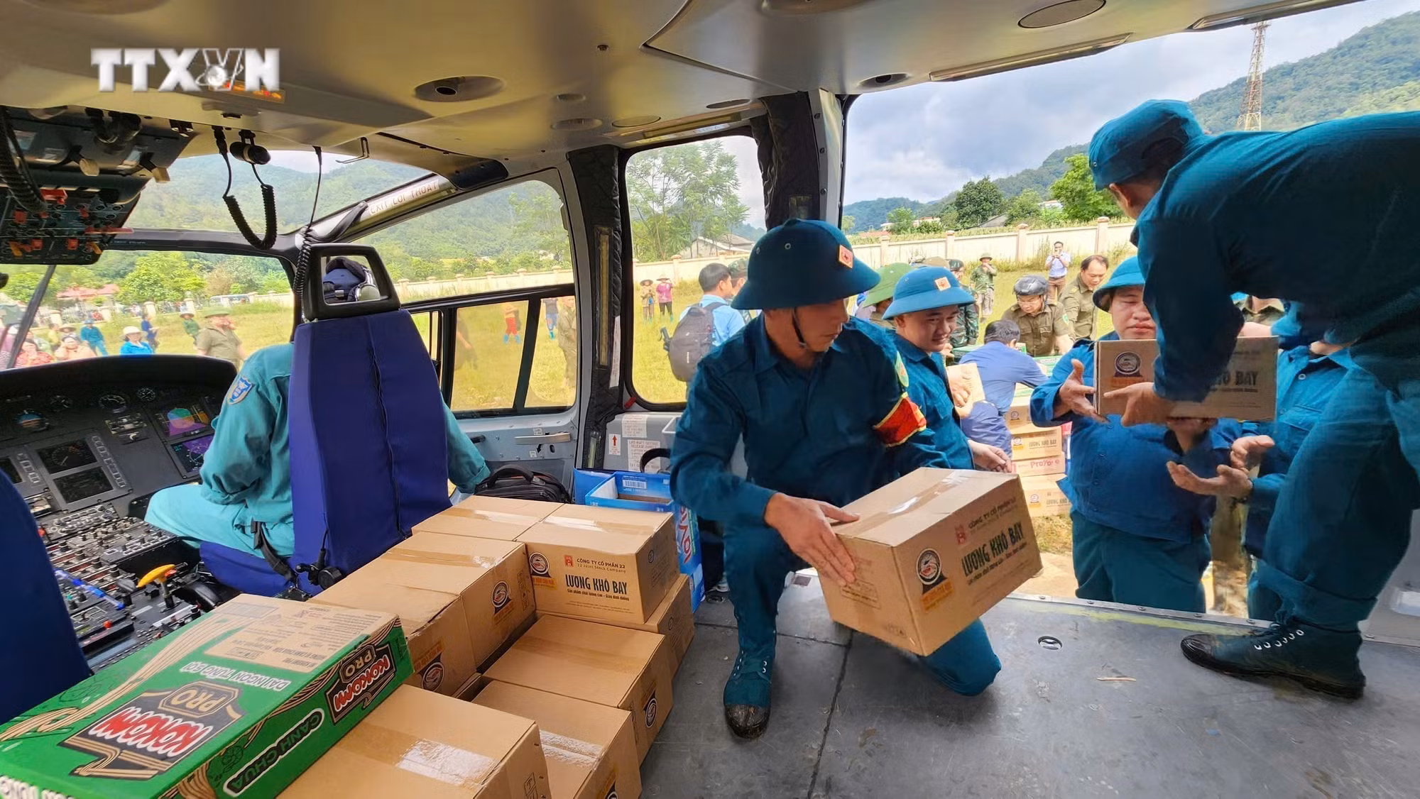 vna_potal_truc_thang_cua_binh_doan_18_bay_cuu_tro_dong_bao_vung_lu_7588896.jpg