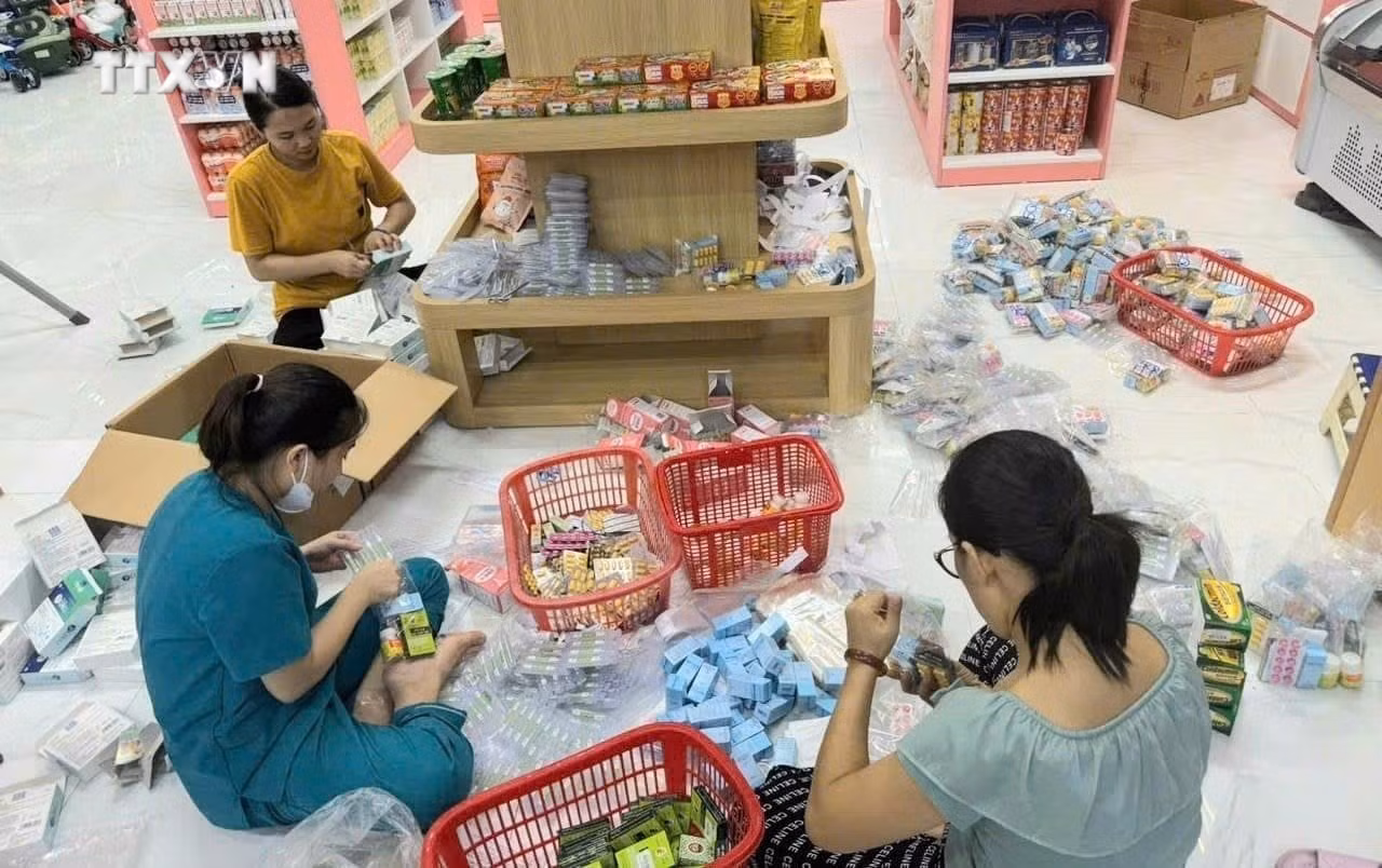 vna_potal_nguoi_dan_ha_tinh_chung_tay_ho_tro_dong_bao_bi_thien_tai_o_cac_tinh_phia_bac_7587820.jpg