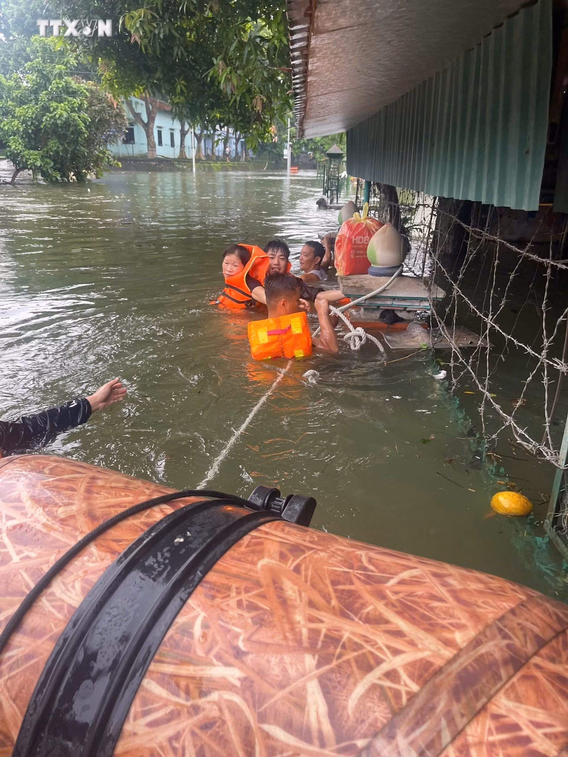 vna_potal_cau_lac_bo_xuong_hoi_cuu_ho_thanh_nien_ha_noi_ho_tro_cac_tinh_bi_anh_huong_bao_lu_7586587.jpg