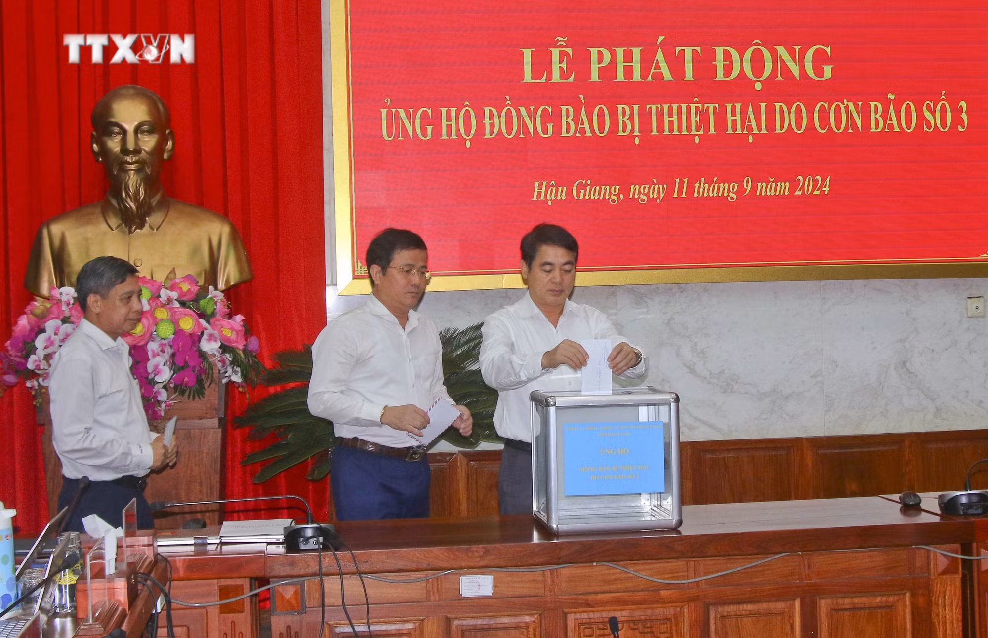 vna_potal_hau_giang_phat_dong_ung_ho_dong_bao_bi_thiet_hai_do_bao_so_3__7587585.jpg