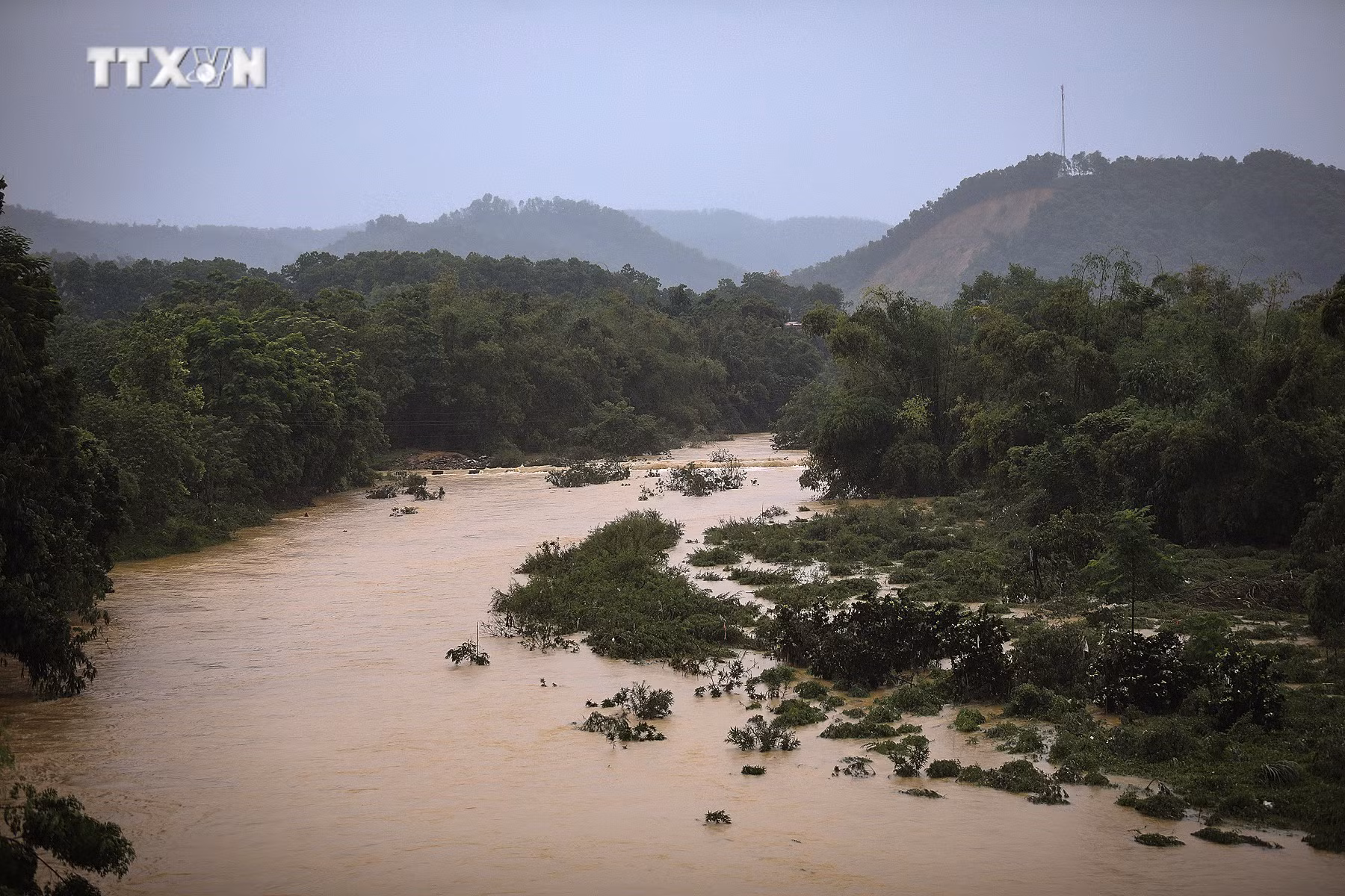 vna_potal_hoa_binh_nuoc_lu_tren_suoi_va_song_bui_len_cao_tai_huyen_luong_son_7586383.jpg