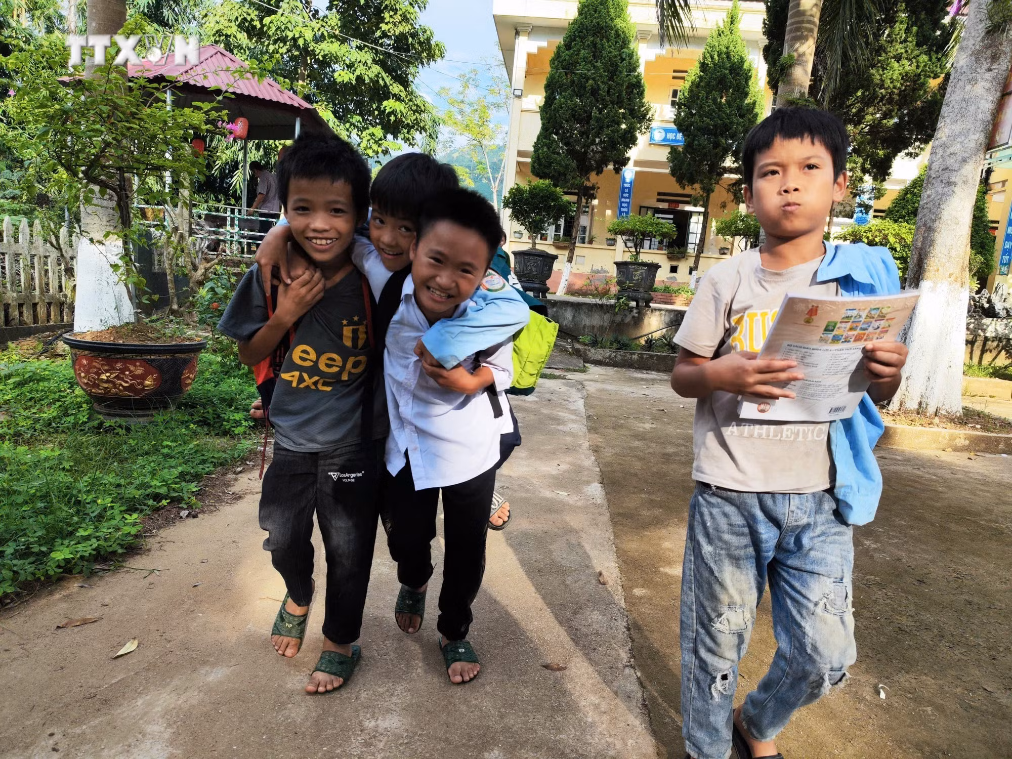 vna_potal_hoc_sinh_lang_nu_tro_lai_truong_sau_con_lu_du_7605824.jpg