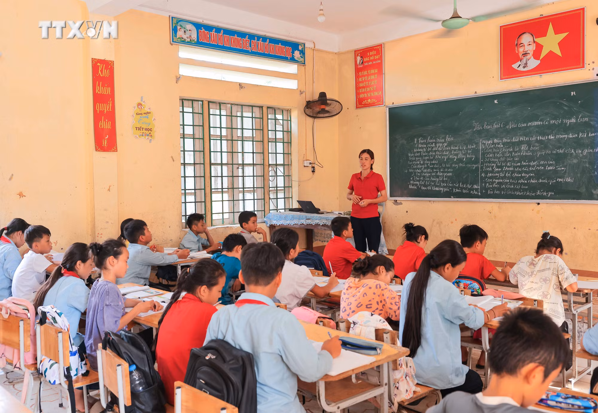 vna_potal_hoc_sinh_lang_nu_tro_lai_truong_sau_con_lu_du_7605803.jpg