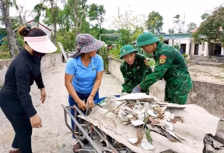 vna_potal_ha_tinh_di_doi_dan_khoi_vung_co_nguy_co_sat_lo_ngap_ung_den_noi_an_toan_7606386.jpg