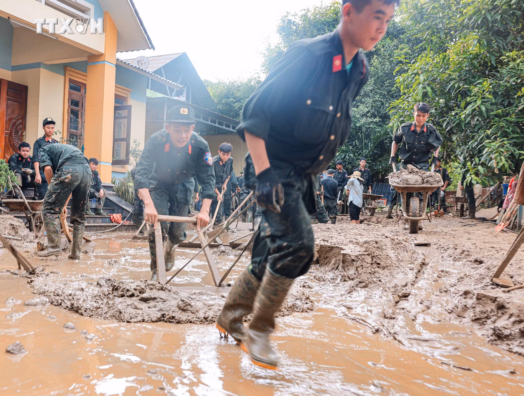 vna_potal_cong_an_nhan_dan_luon_co_mat_tren_tuyen_dau_cuu_ho_cuu_nan_nhan_dan_trong_bao_lu_7607934.jpg