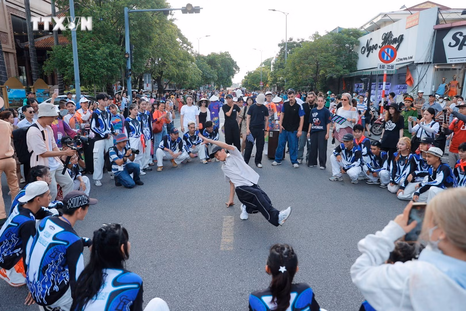 vna_potal_festival_hue_2024_soi_noi_le_hoi_duong_pho_2024_7420603.jpeg