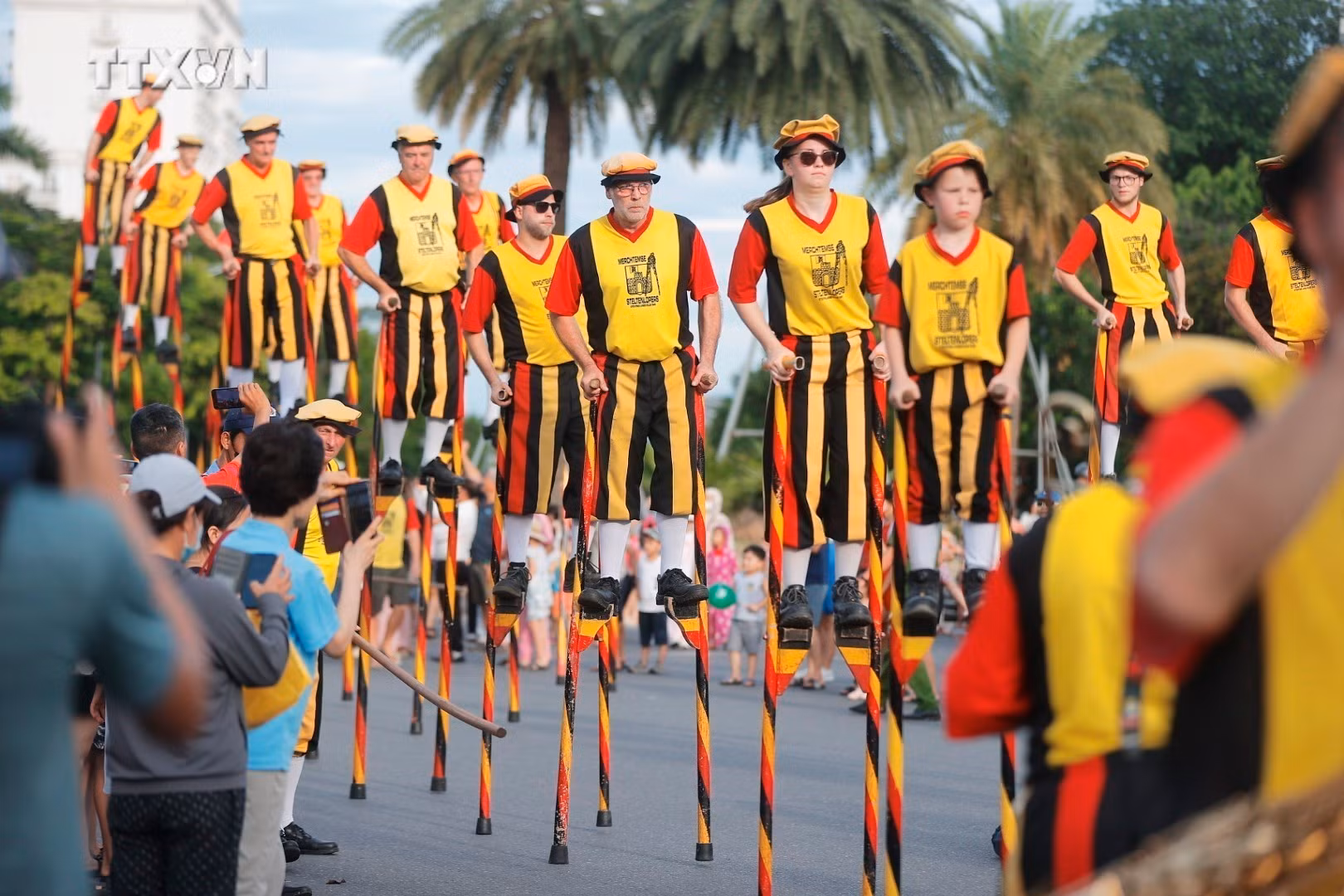 vna_potal_festival_hue_2024_soi_noi_le_hoi_duong_pho_2024_7420599.jpeg