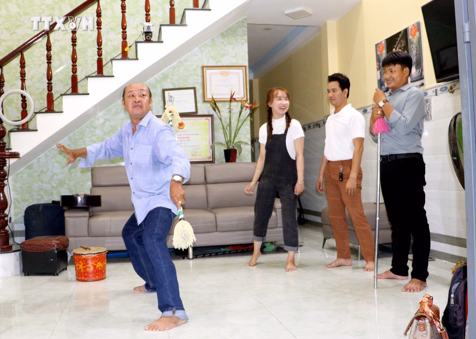 vna_potal_vinh_long_truyen_nghe_hat_boi_giu_gin_di_san_tram_nam_7682345.jpg