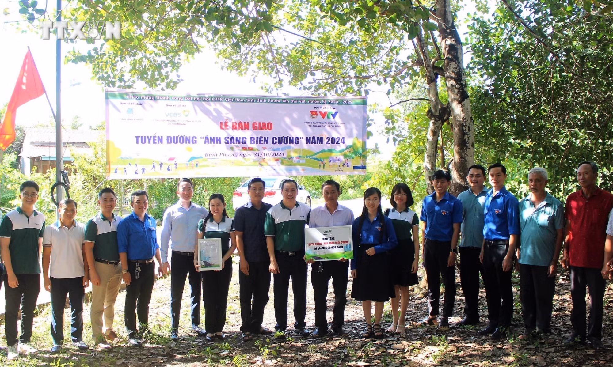 vna_potal_tuoi_tre_binh_phuoc_chung_tay_thap_anh_sang_bien_cuong_7682296.jpg