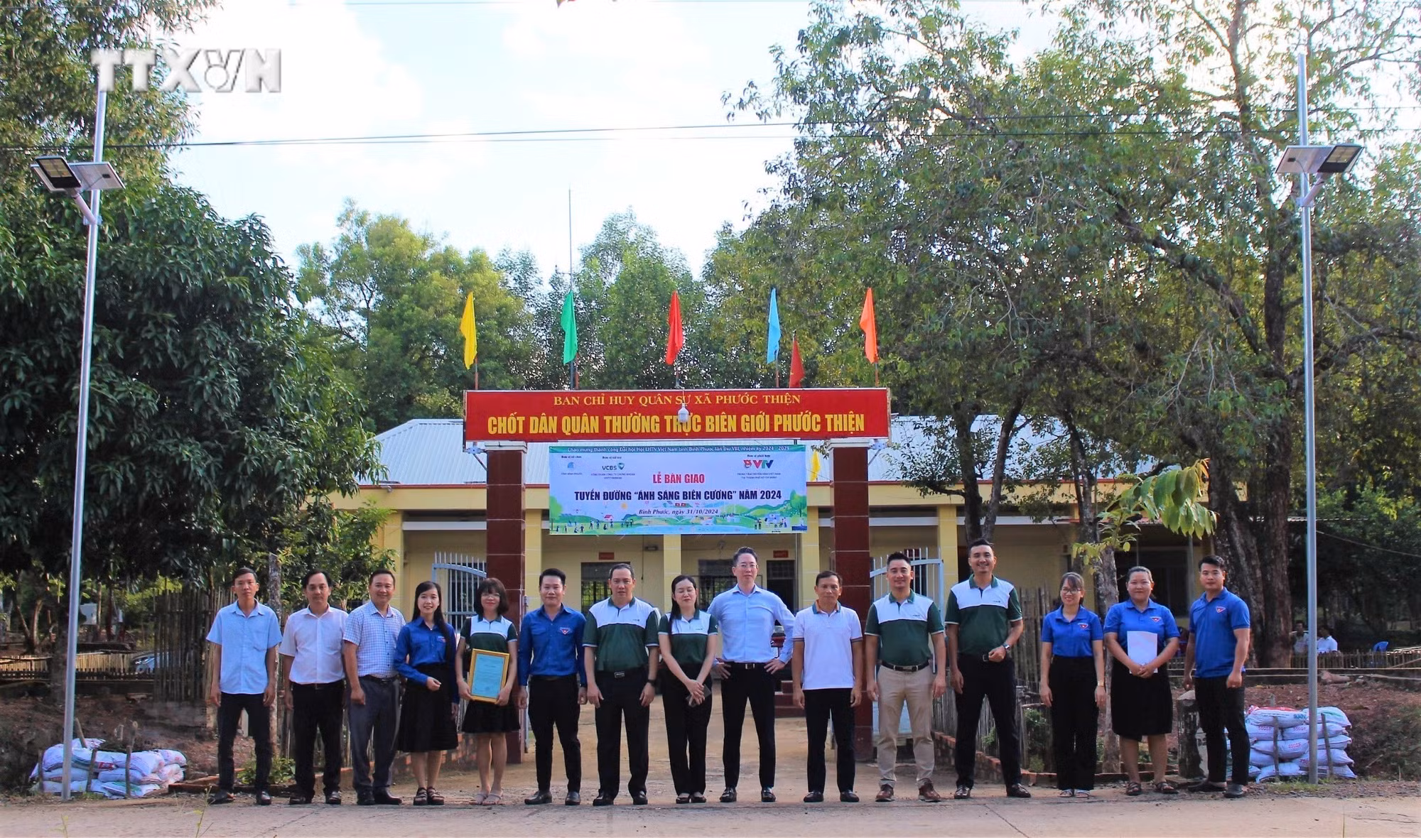 vna_potal_tuoi_tre_binh_phuoc_chung_tay_thap_anh_sang_bien_cuong_7682295.jpg