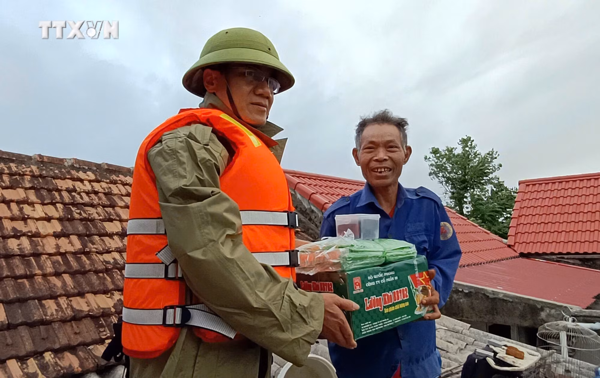 vna_potal_quang_binh_tap_trung_cuu_tro_cac_ho_dan_trong_vung_bi_ngap_7677388.jpg