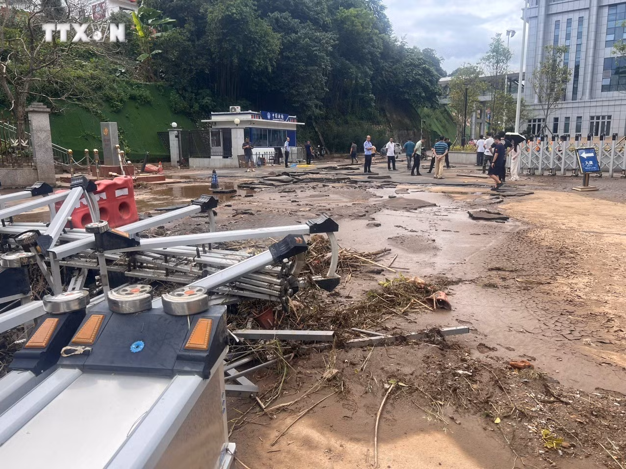 vna_potal_khoi_phuc_hoat_dong_tram_kiem_soat_lien_hop_cua_khau_quoc_te_tra_linh_sau_mua_lu__7537939.jpeg