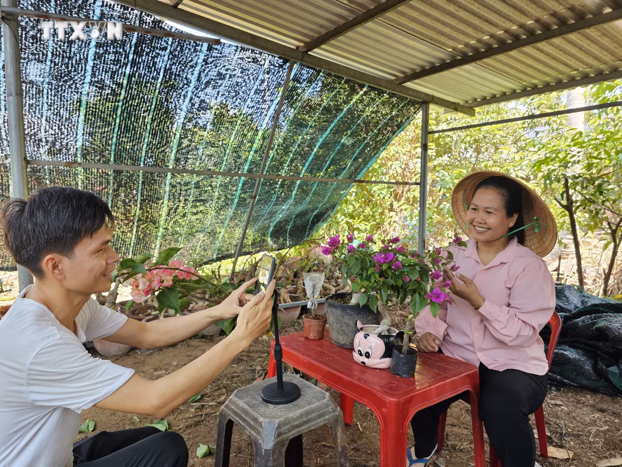 vna_potal_co_gai_8x_voi_khat_vong_khoi_nghiep_tu_tai_nguyen_ban_dia_7282820.jpg