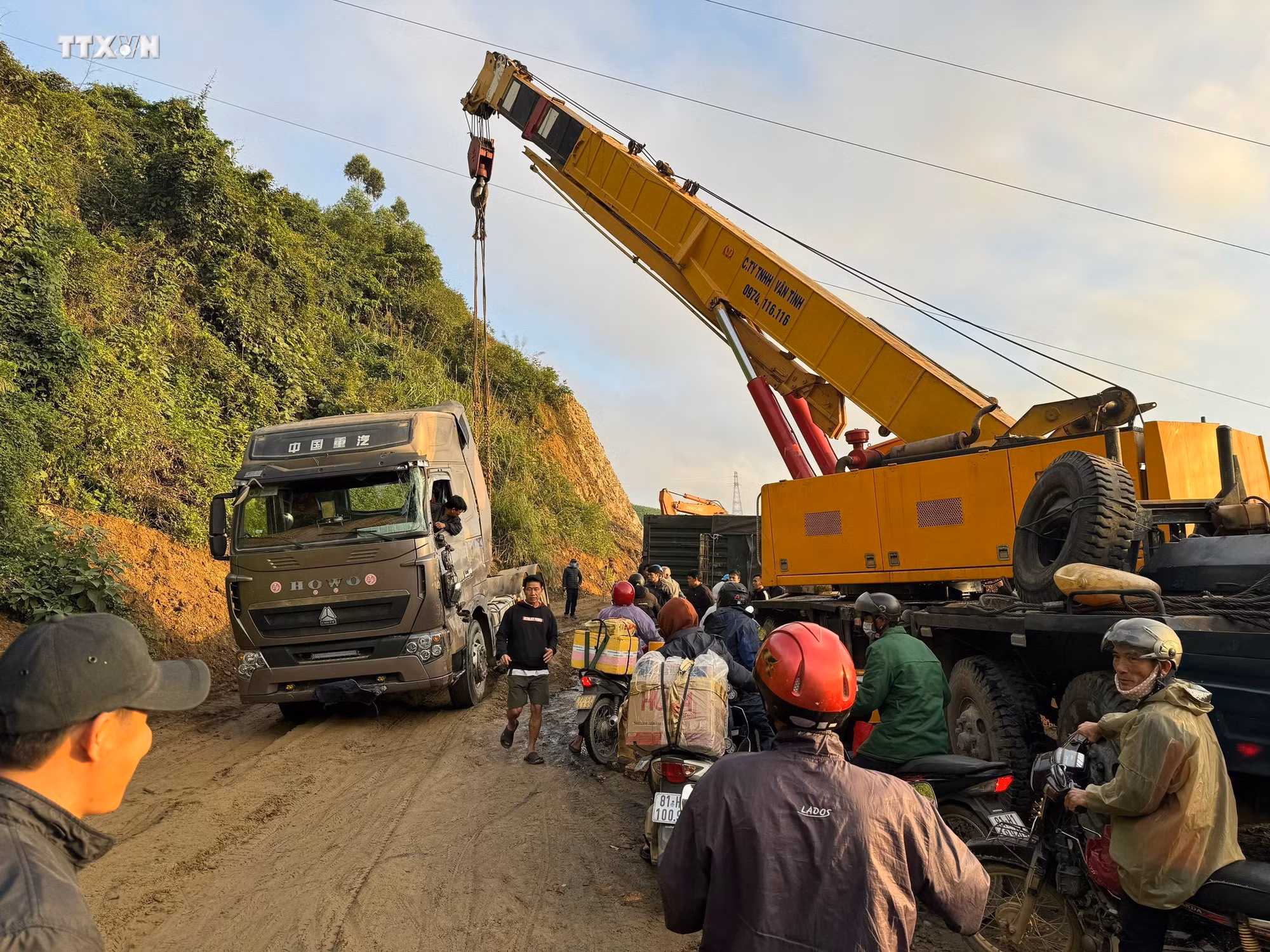 vna_potal_ach_tac_giao_thong_keo_dai_tai_deo_an_khe_7201038.jpg