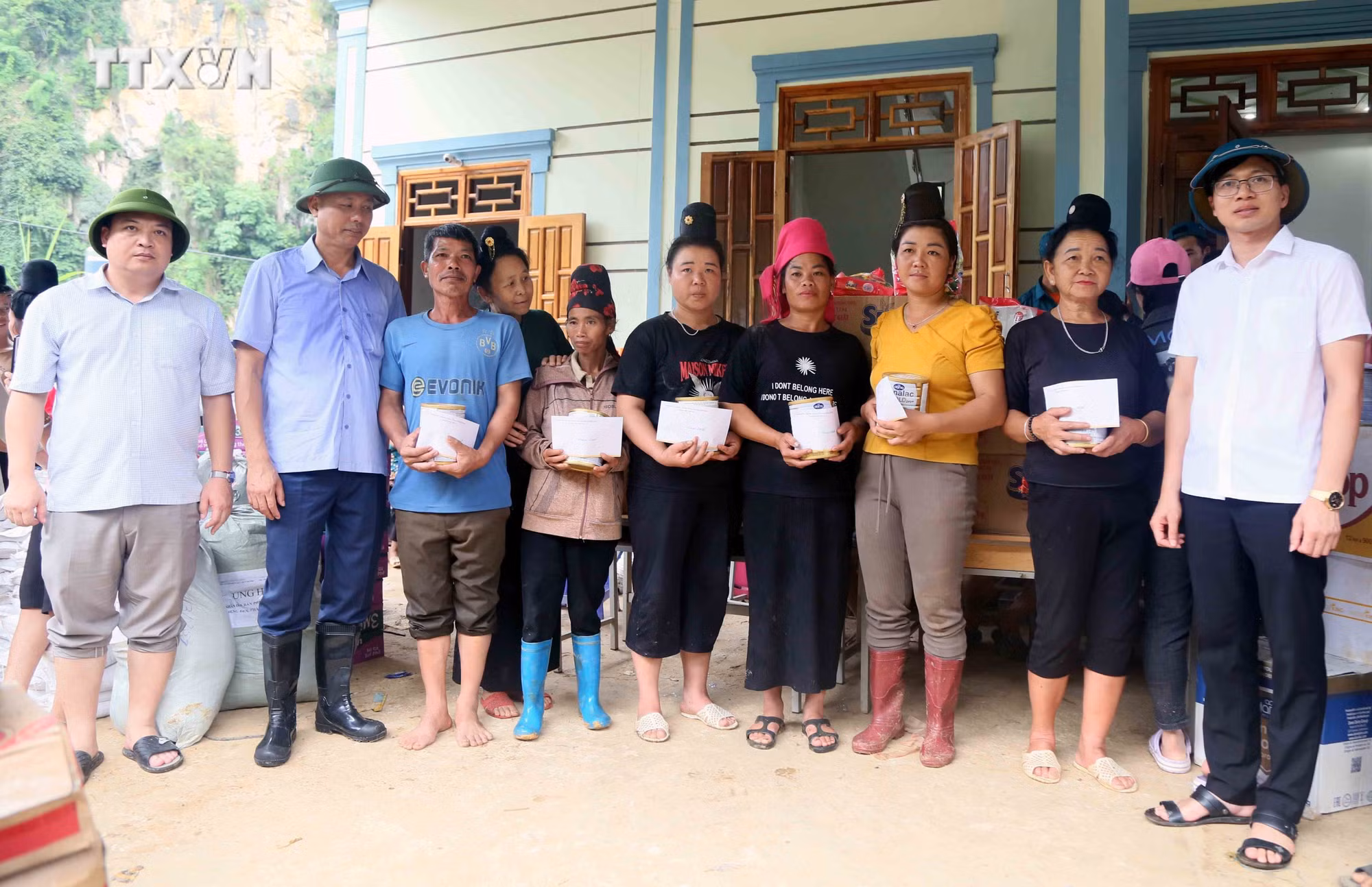 vna_potal_son_la_ho_tro_cac_mat_hang_thiet_yeu_cho_nguoi_dan_ban_phieng_nghe_7514338.jpg