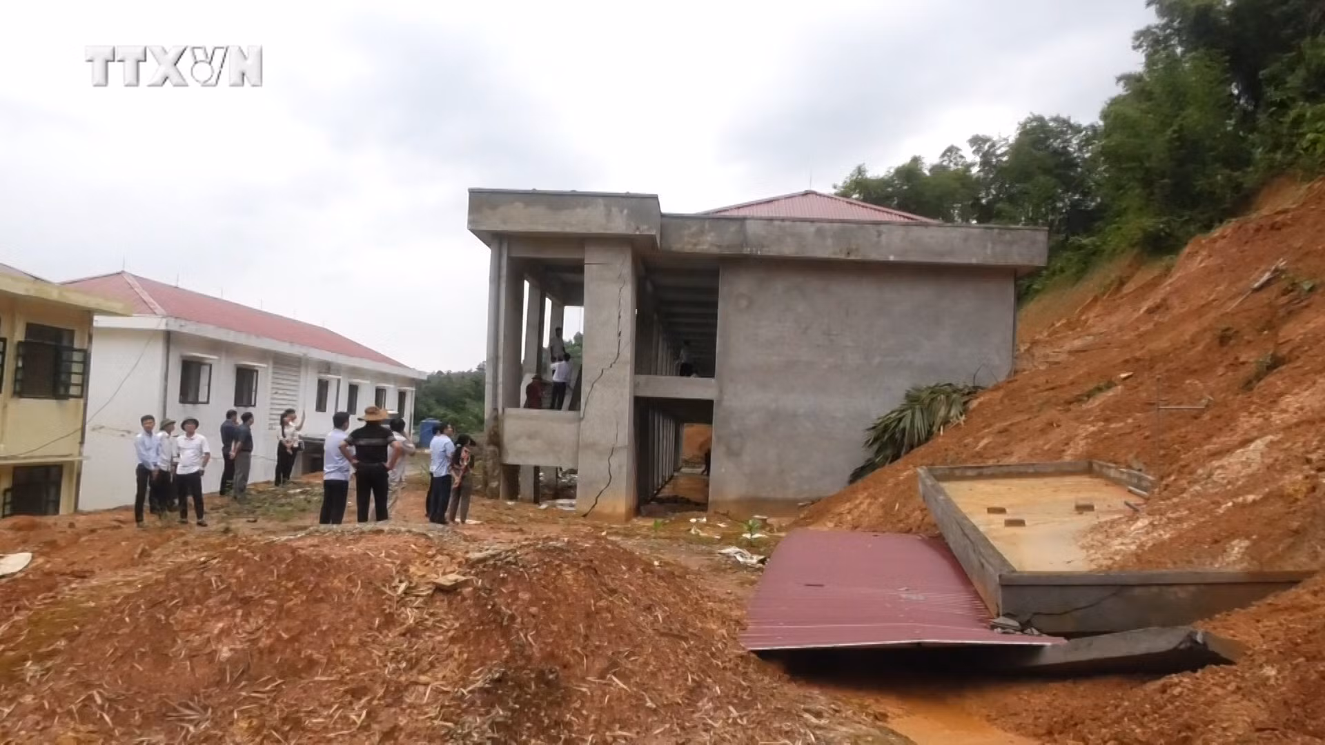 vna_potal_thanh_hoa_de_xuat_cong_bo_tinh_huong_khan_cap_ve_sat_lo_tai_truong_thcs_xa_lam_phu__7604298.jpg