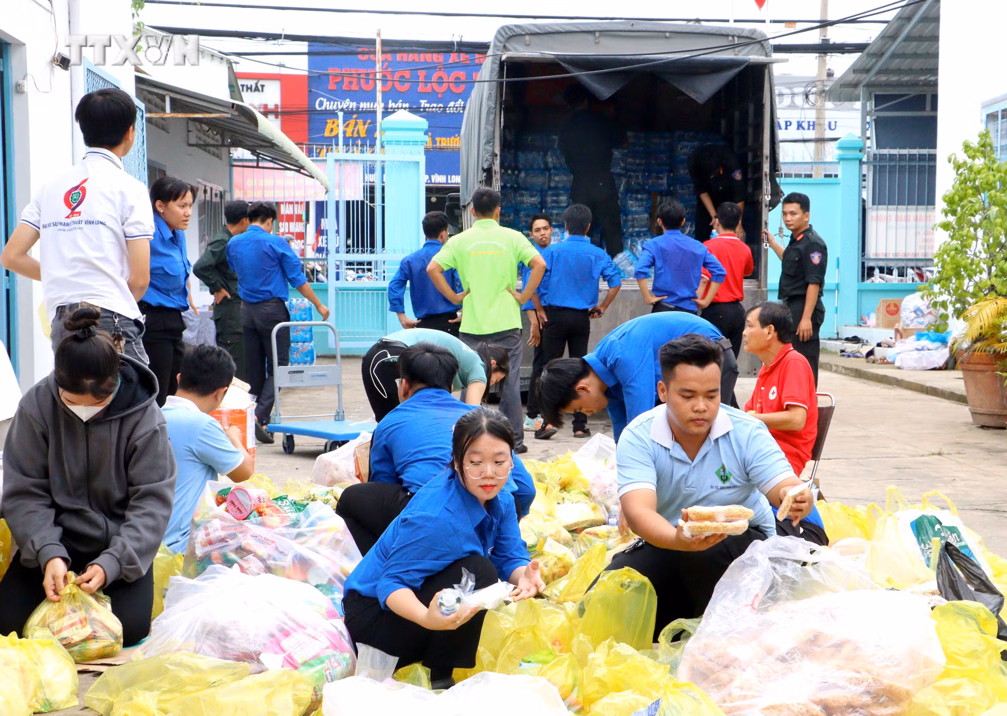 vna_potal_vinh_long_ho_tro_nguoi_dan_tai_thiet_cuoc_song_sau_anh_huong_bao_so_3_7603250.jpg