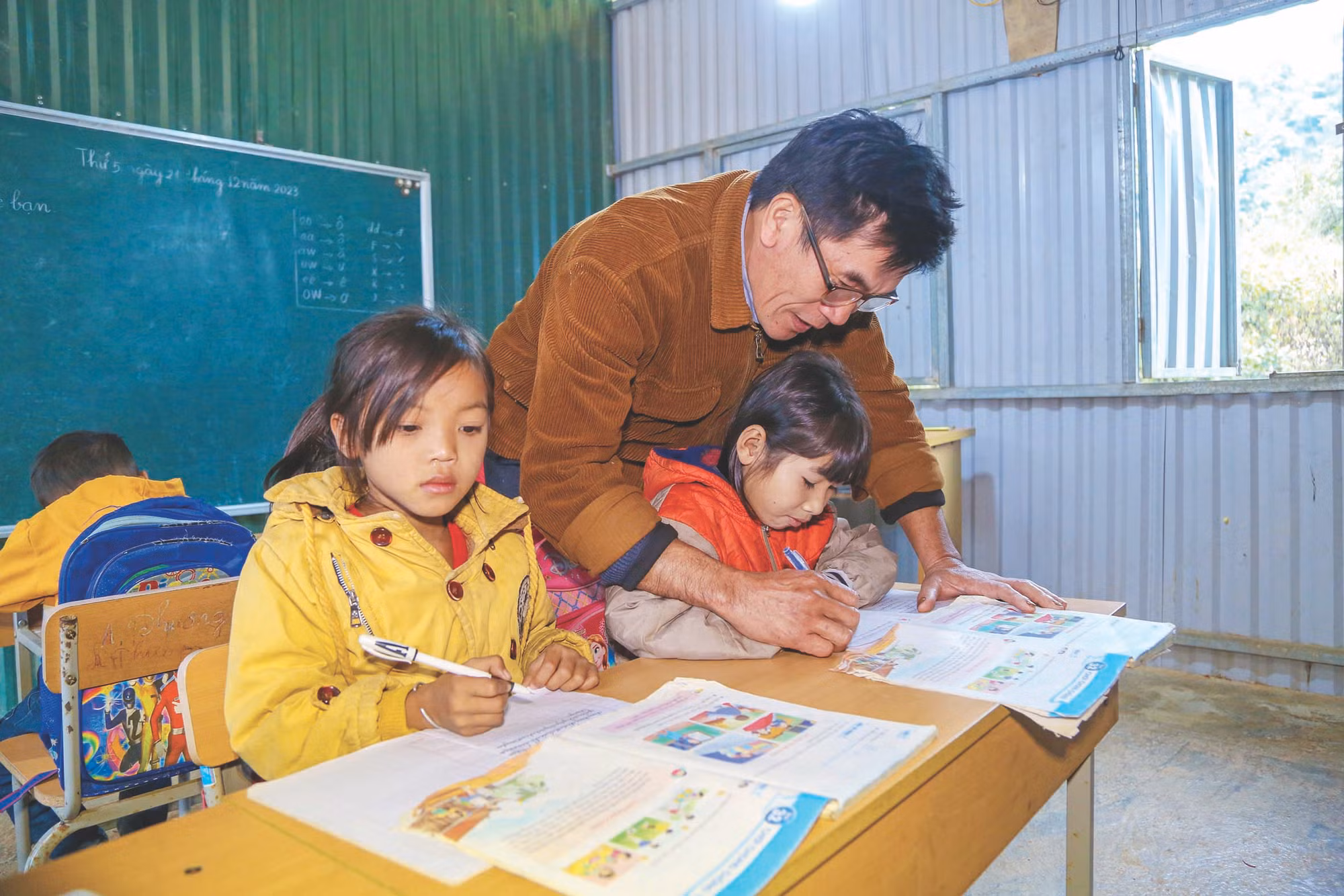 3. đặc thù các em không được học lớp mẫu giáo nên việc làm quen với từng con chữ rất khó khăn.JPG