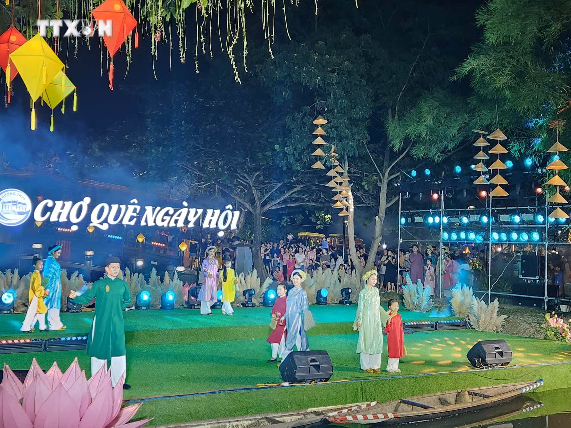 vna_potal_thua_thien_-_hue_cho_que_ngay_hoi_7453446.jpeg
