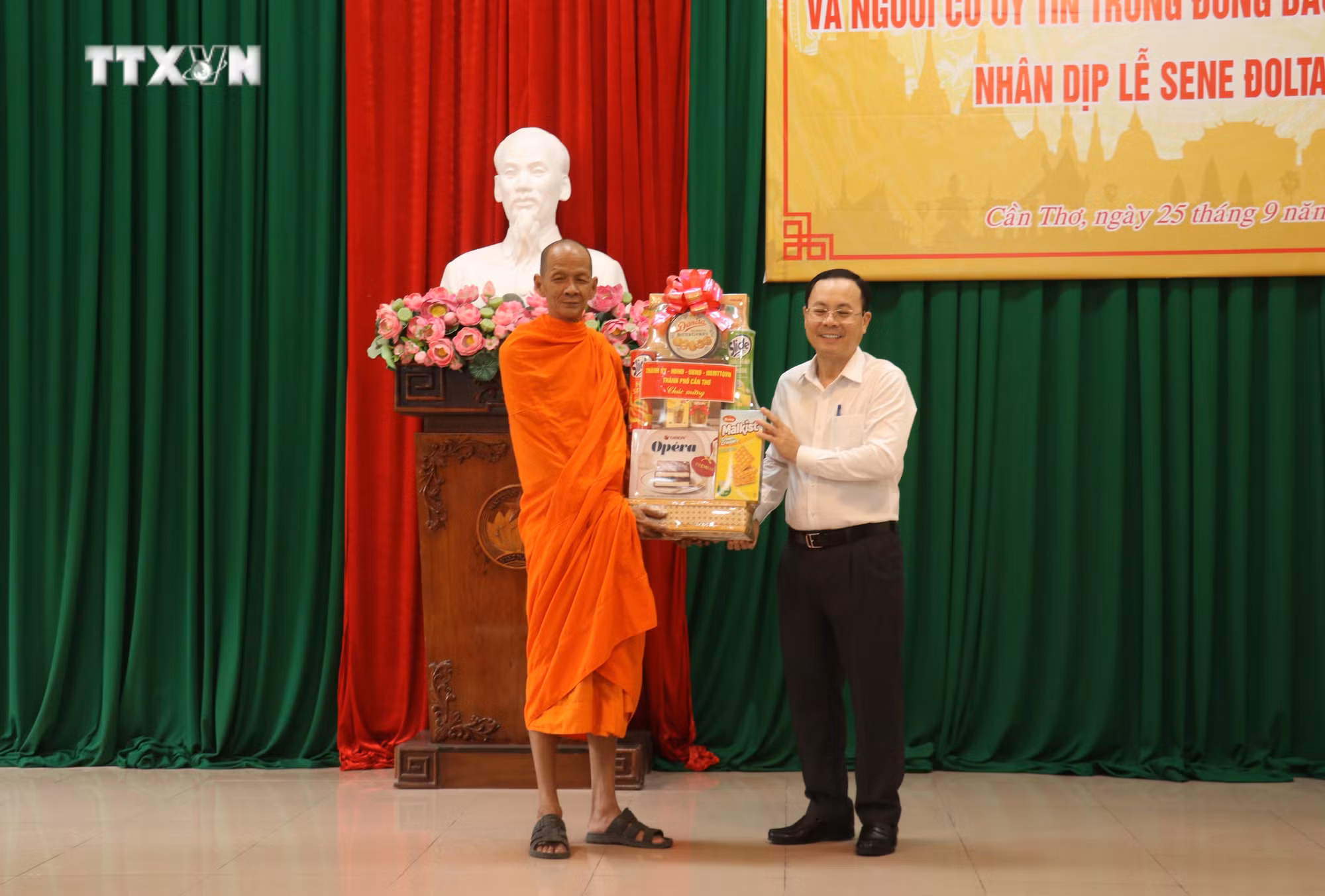 vna_potal_can_tho_gap_go_cac_chuc_sac_su_sai_tieu_bieu_dong_bao_dan_toc_khmer_nhan_dip_le_sen_dolta_7616154.jpg