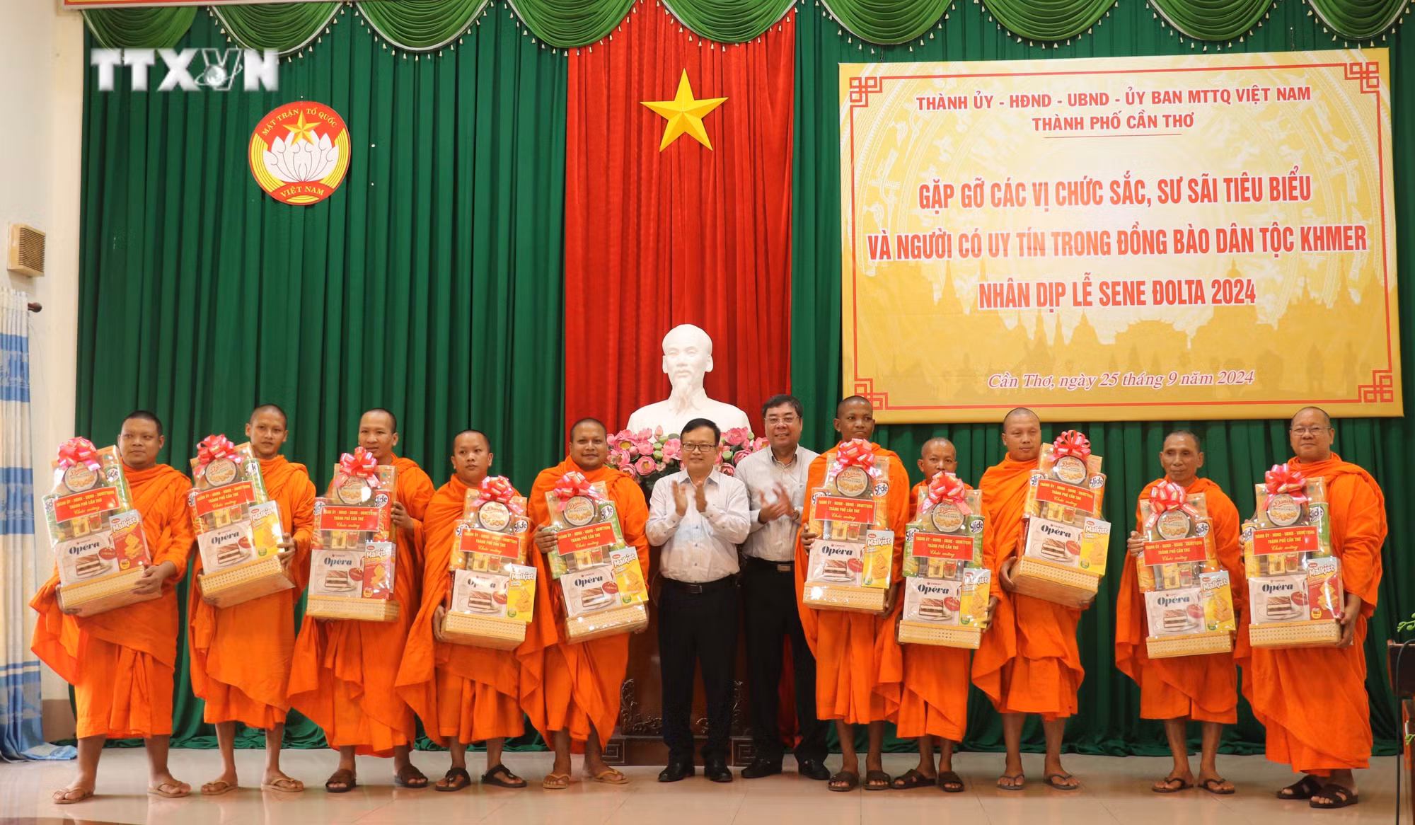 vna_potal_can_tho_gap_go_cac_chuc_sac_su_sai_tieu_bieu_dong_bao_dan_toc_khmer_nhan_dip_le_sen_dolta_7616142.jpg