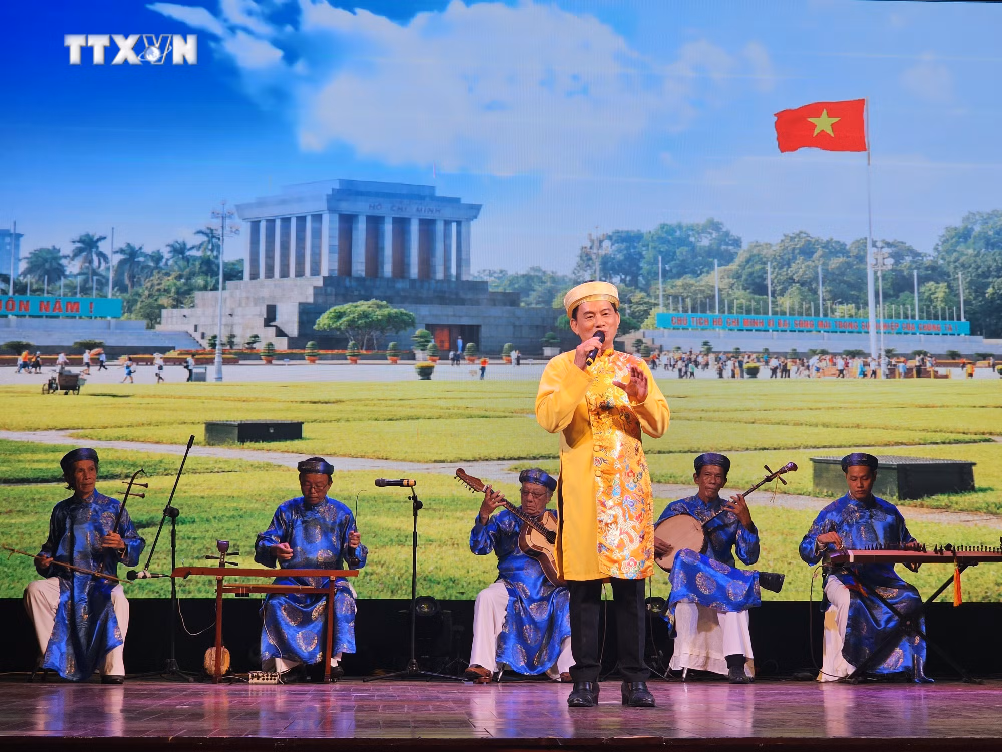 vna_potal_trao_giai_hoi_thi_don_ca_tai_tu_nam_bo_tinh_long_an_lan_thu_3_7343229.jpg