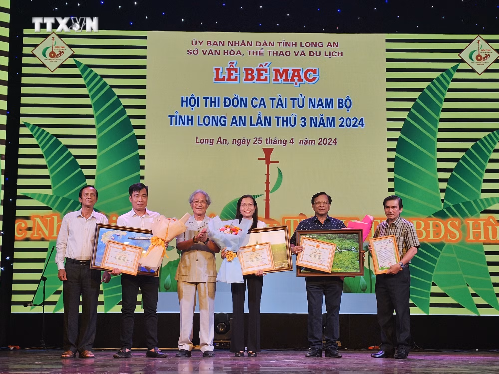vna_potal_trao_giai_hoi_thi_don_ca_tai_tu_nam_bo_tinh_long_an_lan_thu_3_7343230.jpg