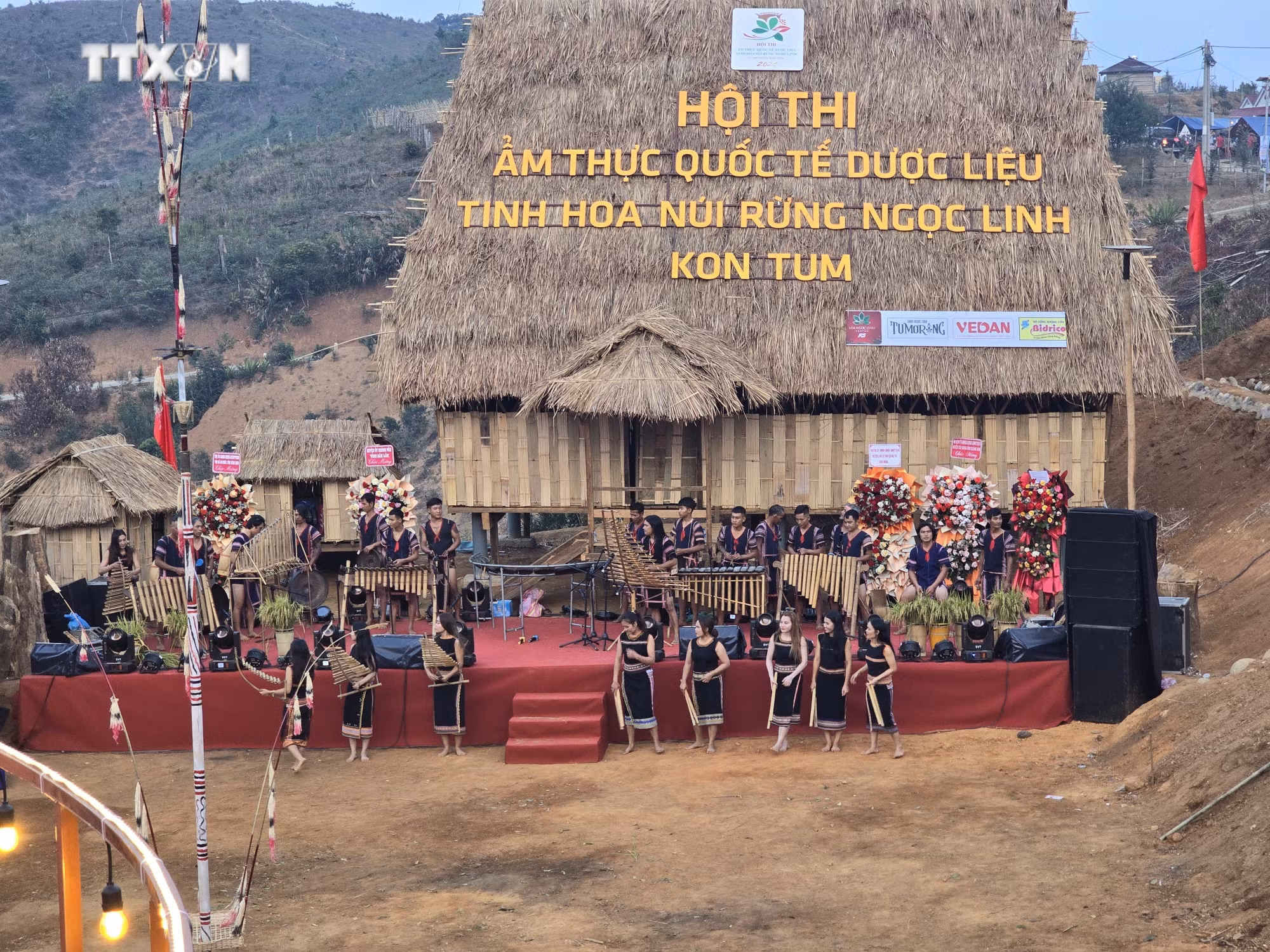 vna_potal_kon_tum_xac_lap_ky_luc_viet_nam_120_mon_an_che_bien_tu_dang_sam_7342905.jpg