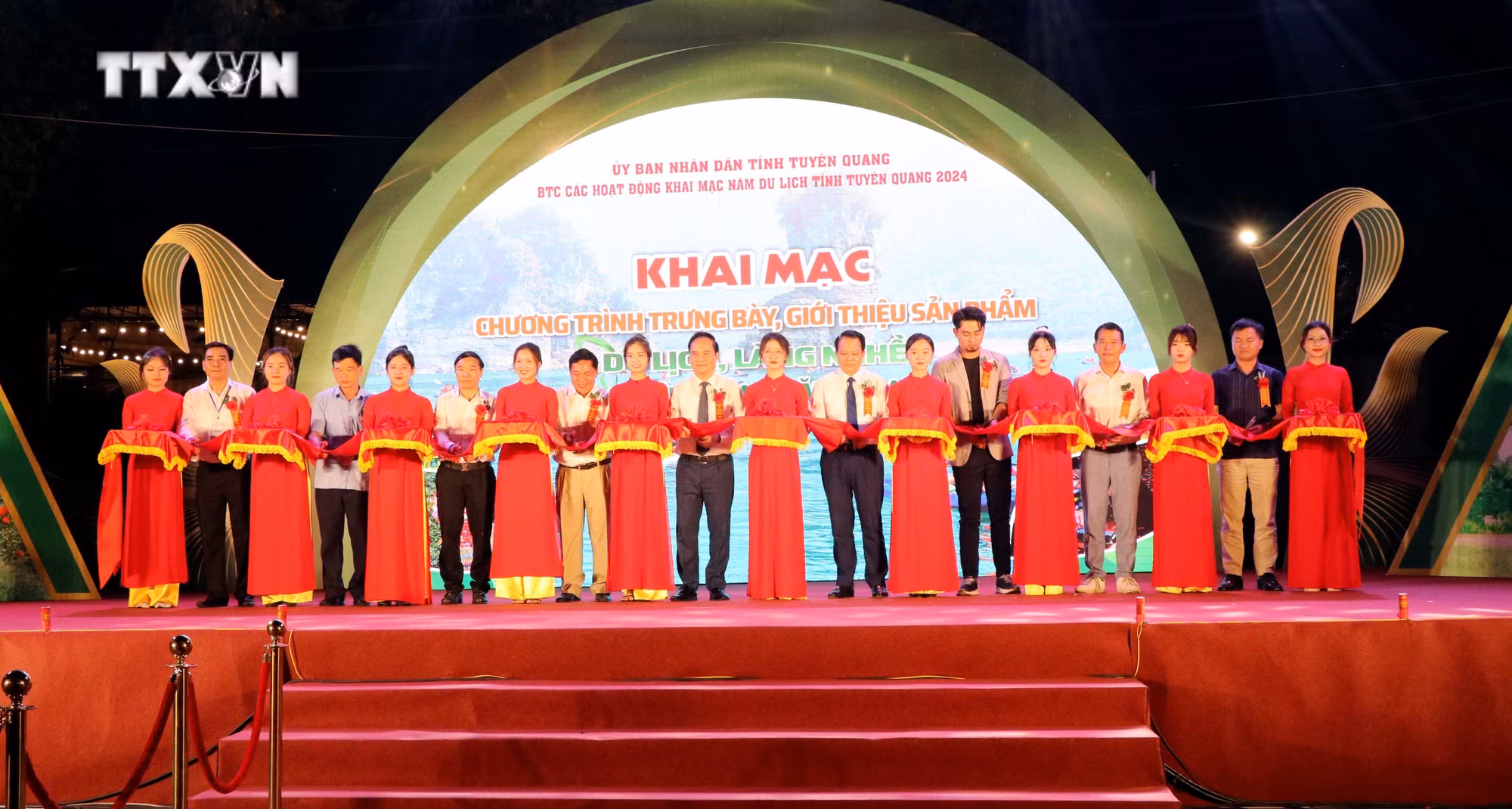 vna_potal_tuyen_quang_khai_mac_chuong_trinh_trung_bay_gioi_thieu_san_pham_du_lich_lang_nghe_nam_2024__7343179.jpg