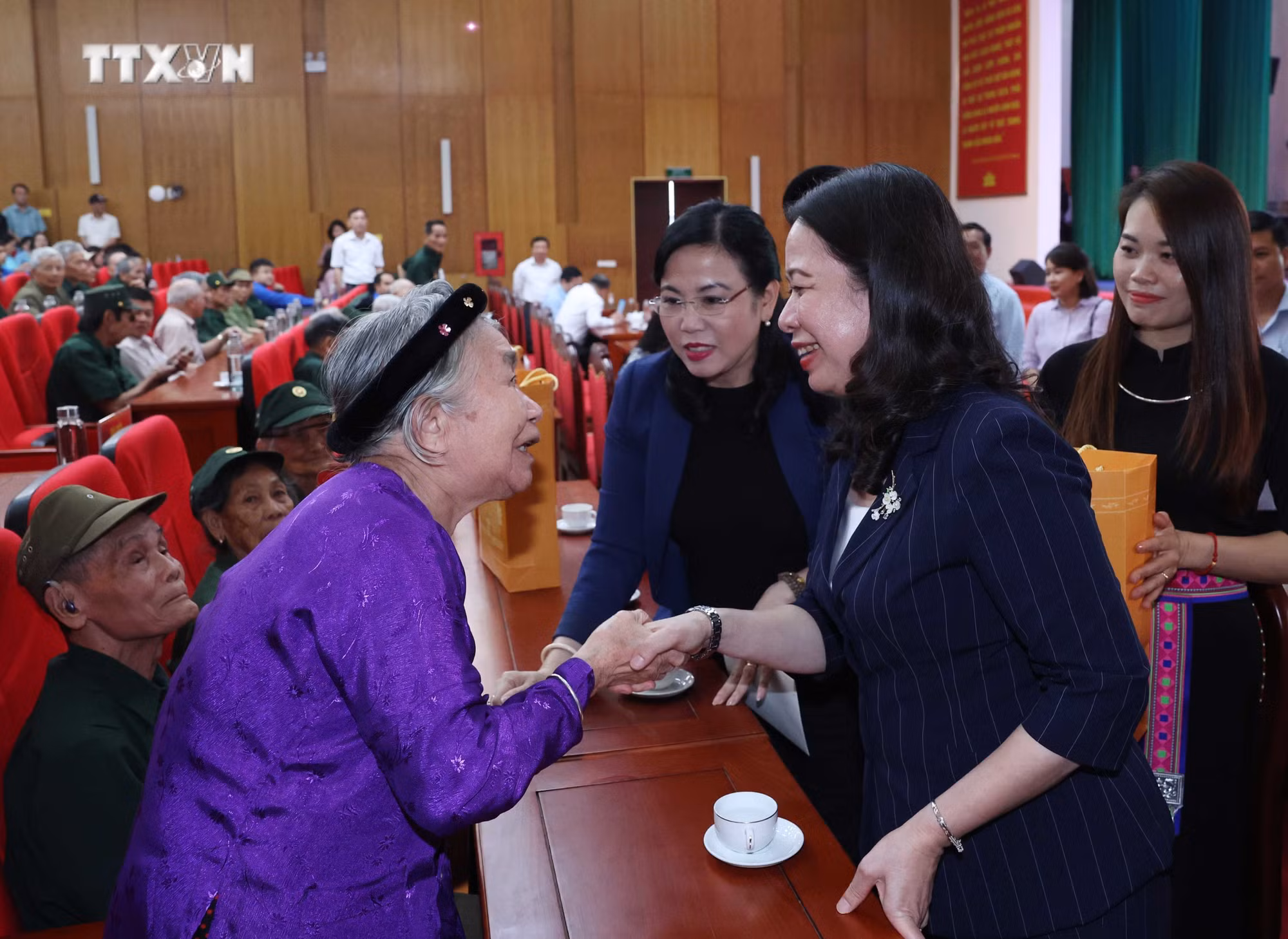 vna_potal_dong_chi_vo_thi_anh_xuan_uy_vien_trung_uong_dang_quyen_chu_tich_nuoc_tham_hoi_tang_qua_nguoi_co_cong_voi_cach_mang_va_tre_em_co_hoan_canh_kh_7305061.jpg