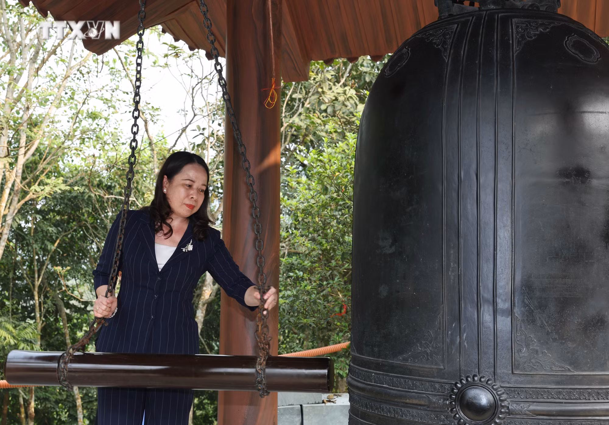 vna_potal_quyen_chu_tich_nuoc_vo_thi_anh_xuan_dang_huong_tuong_niem_chu_tich_ho_chi_minh_tai_khu_di_tich_dinh_hoa_7305058.jpg