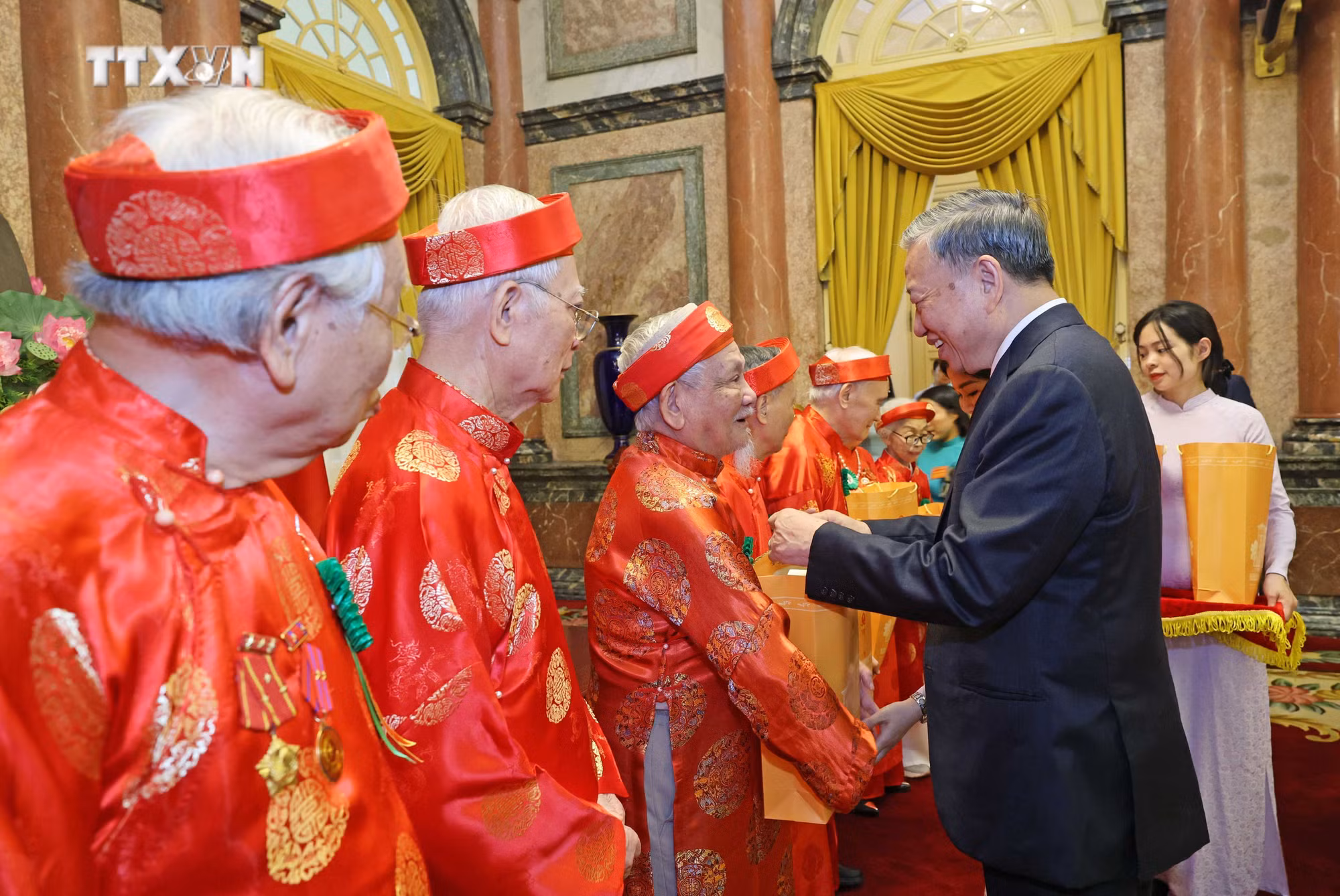 vna_potal_chu_tich_nuoc_to_lam_gap_mat_dai_bieu_nguoi_cao_tuoi_tieu_bieu_toan_quoc_7416201.jpg