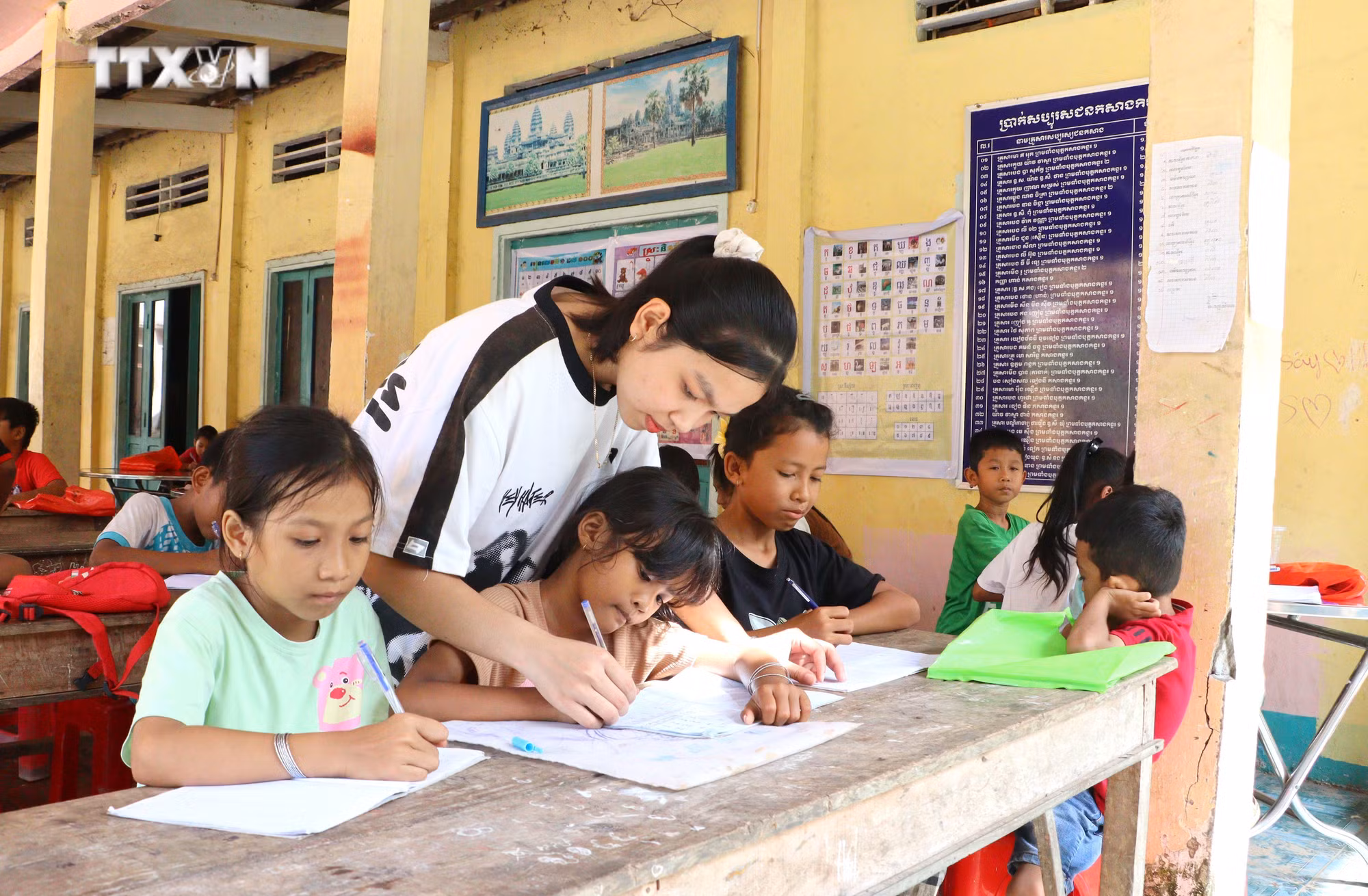 vna_potal_vinh_long_to_chuc_cac_lop_hoc_he_cho_hoc_sinh_vung_dong_bao_dan_toc_khmer_7561781.jpg