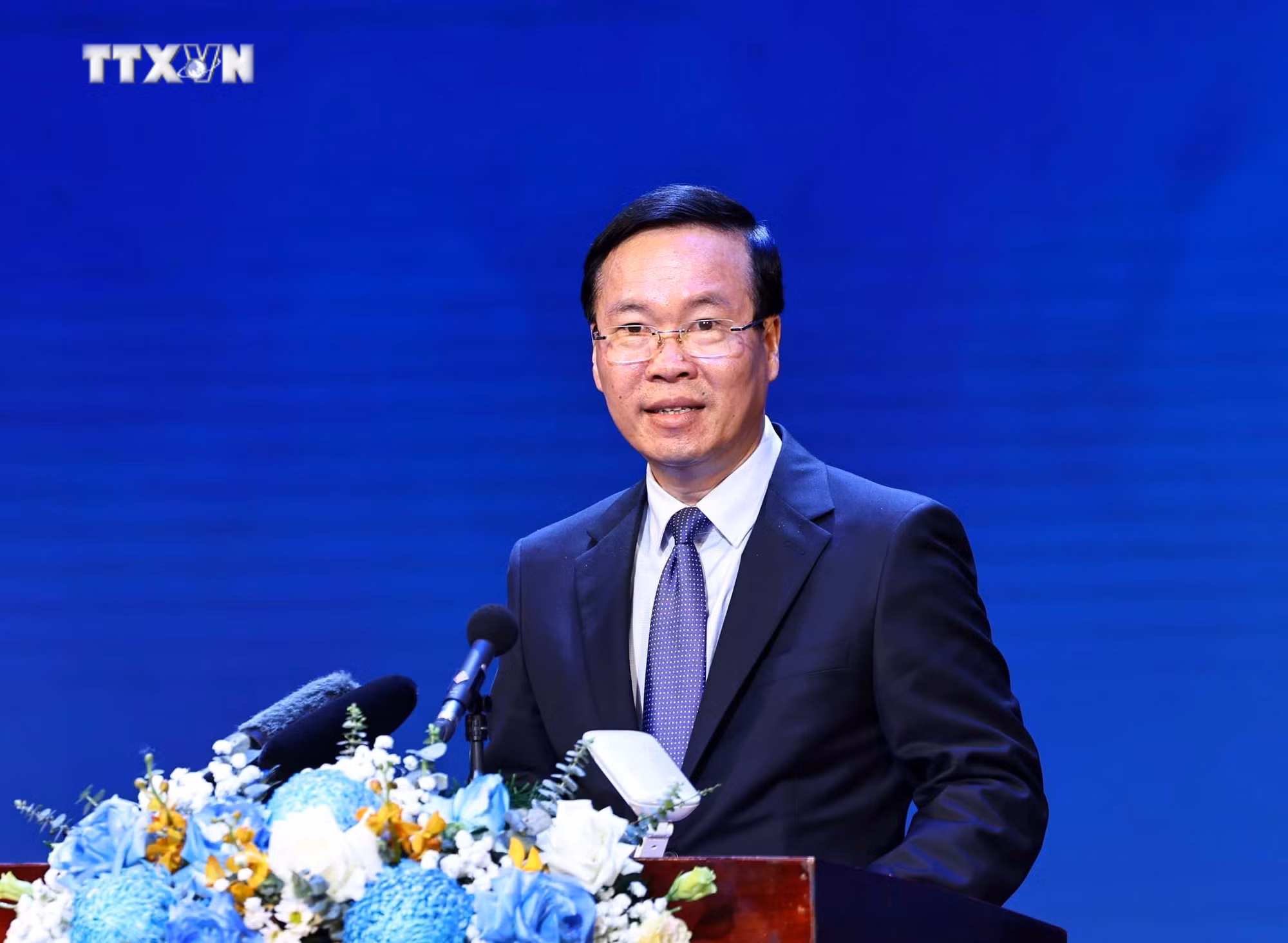 vna_potal_chu_tich_nuoc_vo_van_thuong__du_chuong_trinh_ton_vinh_thay_thuoc_viet_nam_va_trao_giai_cuoc_thi_viet_“su_hy_sinh_tham_lang”_lan_vi_7243482.jpg