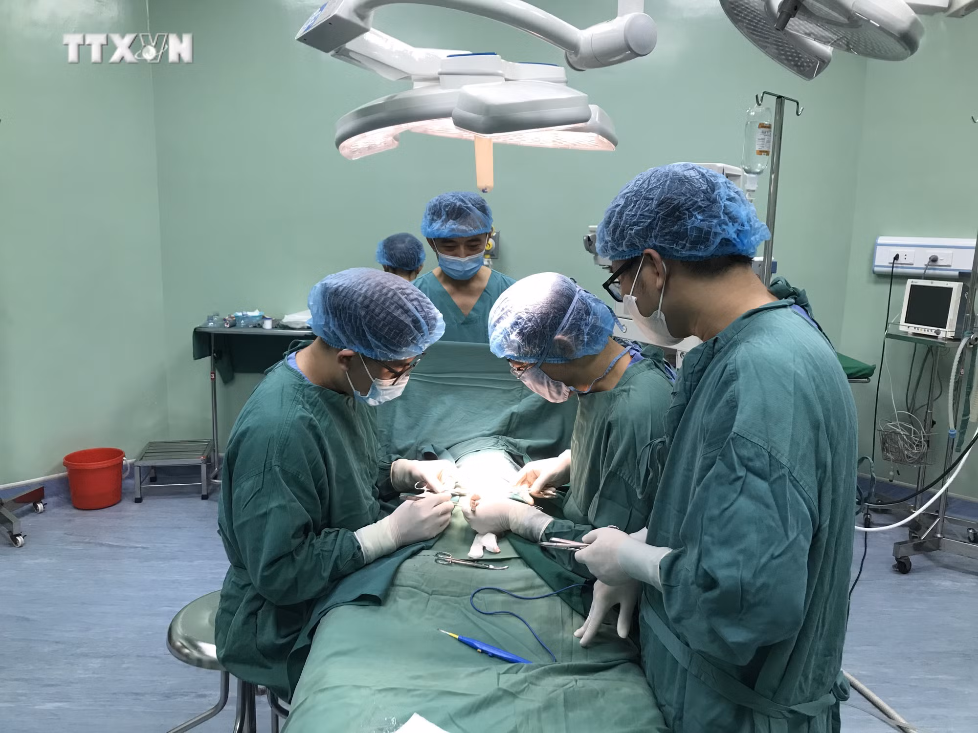 vna_potal_bac_si_gay_me_danh_tat_ca_tinh_yeu_thuong_cho_cac_benh_nhi_7242772.jpg