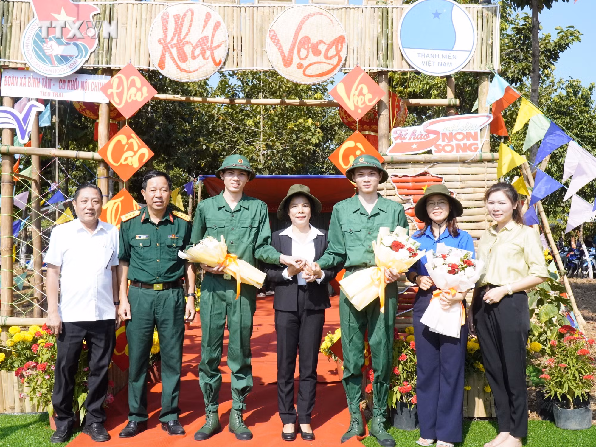 vna_potal_anh_em_sinh_doi_o_binh_phuoc_tu_nguyen_len_duong_nhap_ngu_7243798.jpg