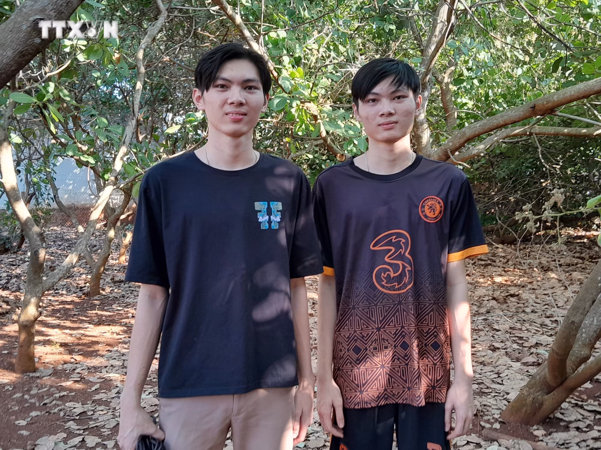 vna_potal_anh_em_sinh_doi_o_binh_phuoc_tu_nguyen_len_duong_nhap_ngu_7243799.jpg