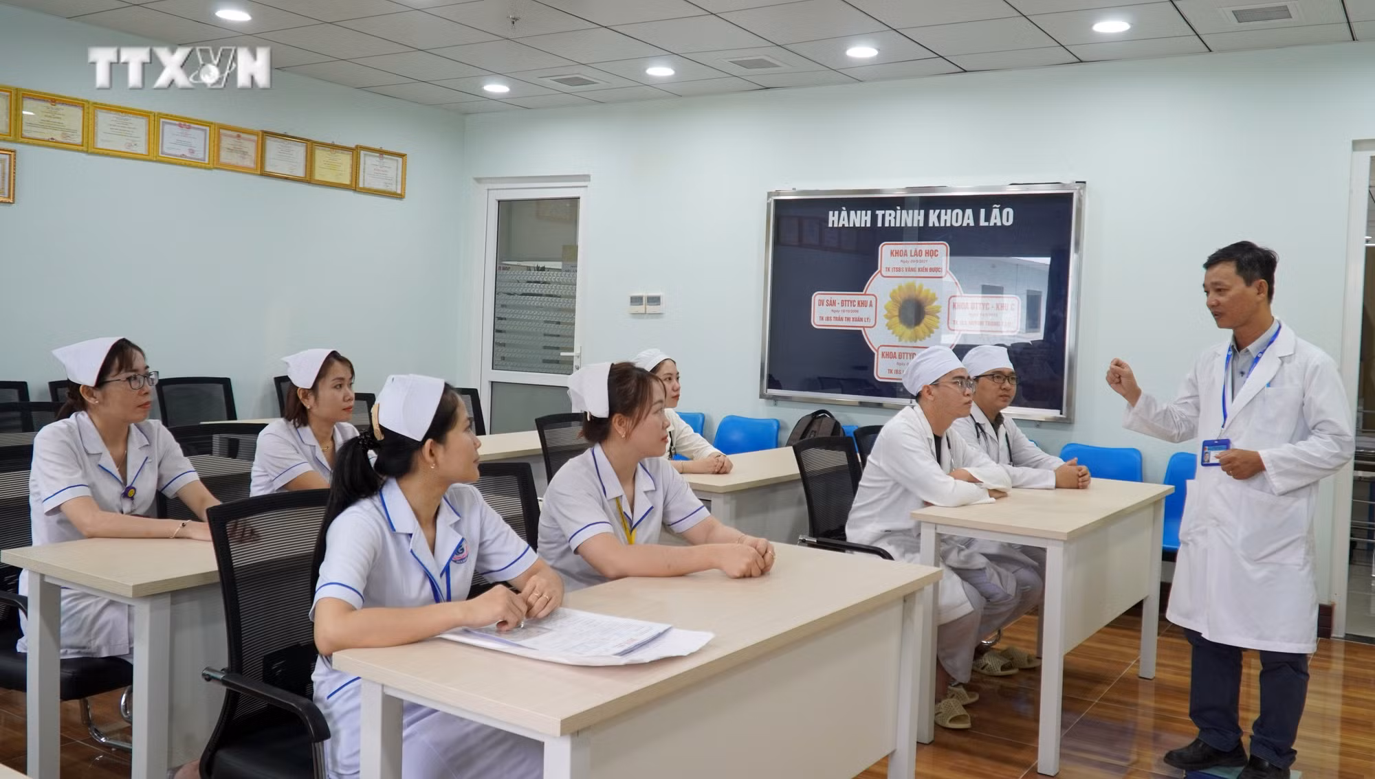 vna_potal_nhung_bac_si_dieu_duong_gioi_ve_chuyen_mon_va_y_duc_o_kien_giang_7240602.jpg