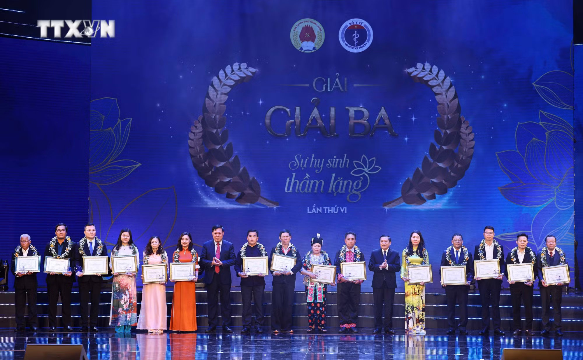 vna_potal_chu_tich_nuoc_du_chuong_trinh_ton_vinh_thay_thuoc_viet_nam_va_trao_giai_cuoc_thi_viet_“su_hy_sinh_tham_lang”_lan_thu_6_7243497.jpg