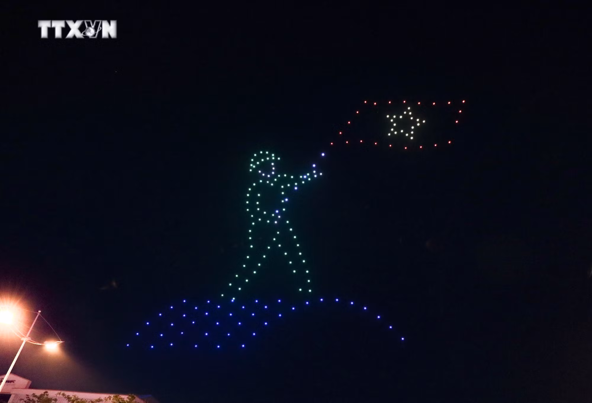 vna_potal_an_tuong_man_bieu_dien_drone_light_va_phao_hoa_khai_mac_nam_du_lich_quoc_gia_–_dien_bien_2024_7275072.jpg
