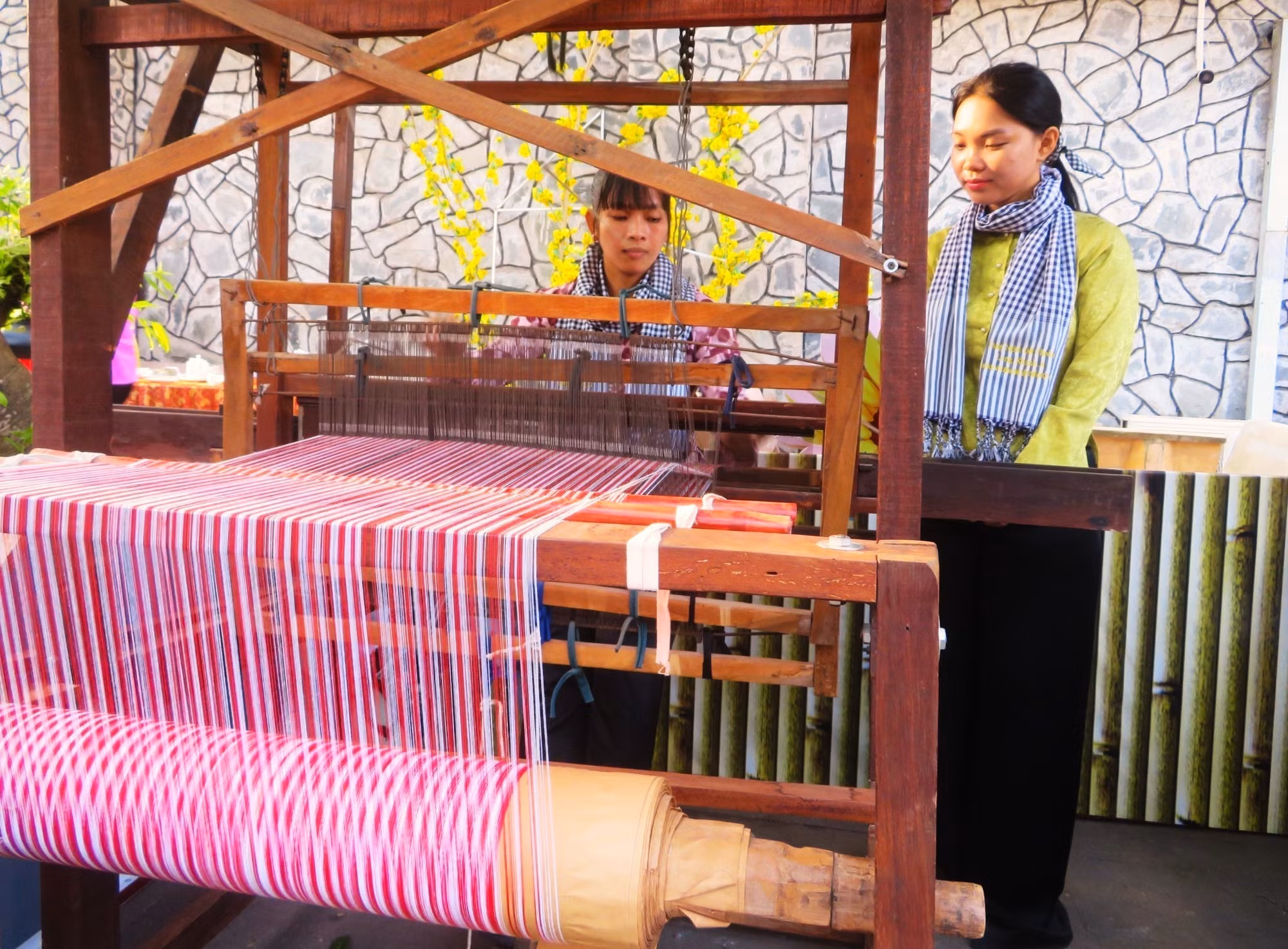 Nghệ nhân dân tộc Chăm biểu diễn dệt khăn rằn. Ảnh: Ánh Tuyết – TTXVN