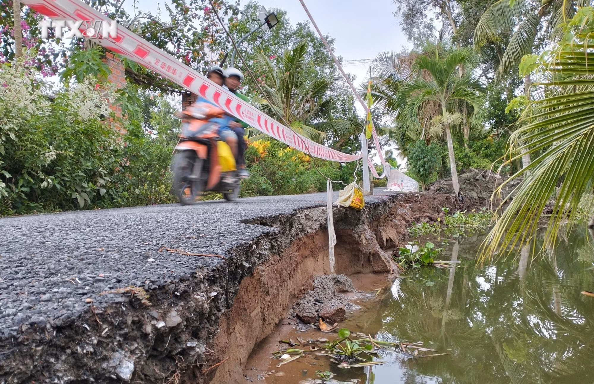 vna_potal_an_toan_giao_thong_khan_truong_khac_phuc_sat_lo_tuyen_duong_o_to_ve_trung_tam_xa_ninh_quoi_bac_lieu_7389523.jpg