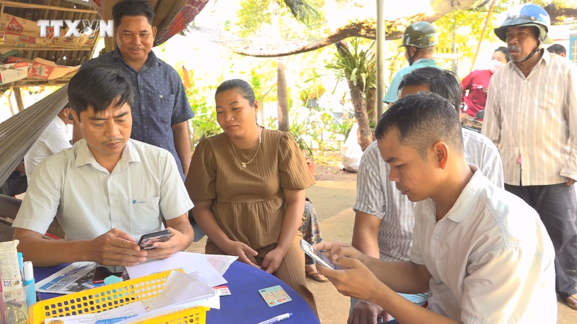 vna_potal_nguoi_dan_vung_bien_binh_phuoc_nhiet_tinh_huong_ung_“4_phu”_7509759.jpg